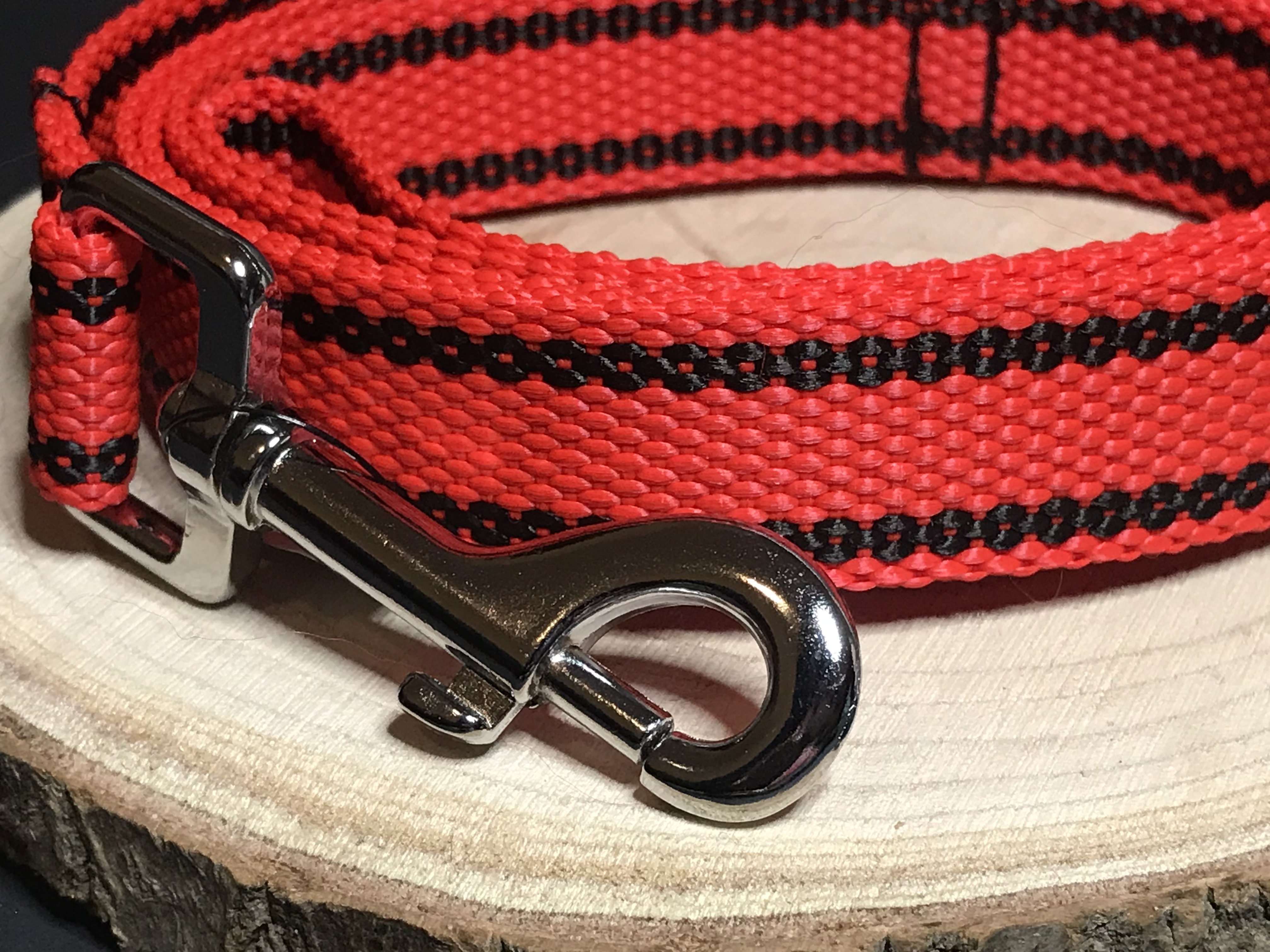 Palkar vodítko z popruhu pre psov 150 cm x 25 mm červená s páskami