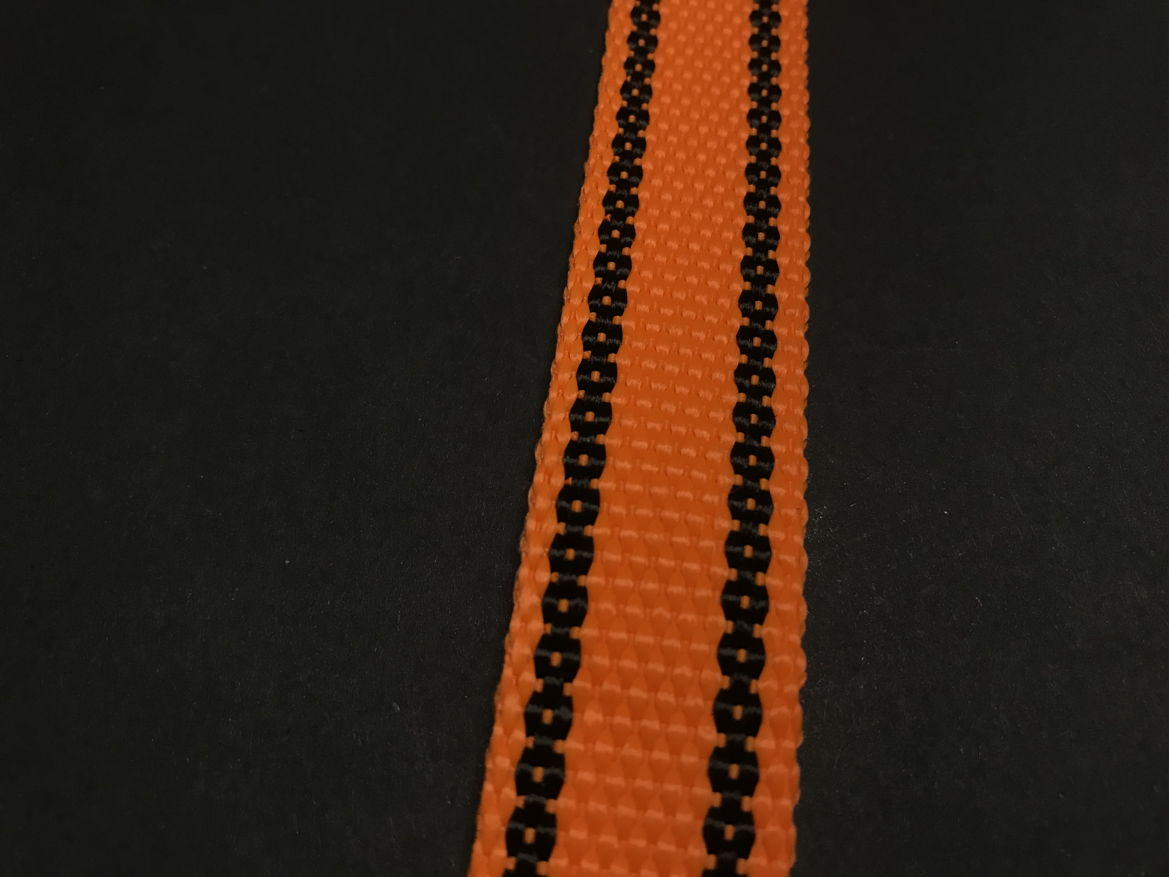 Palkar vodítko z popruhu pre psov 150 cm x 25 mm oranžová s páskami