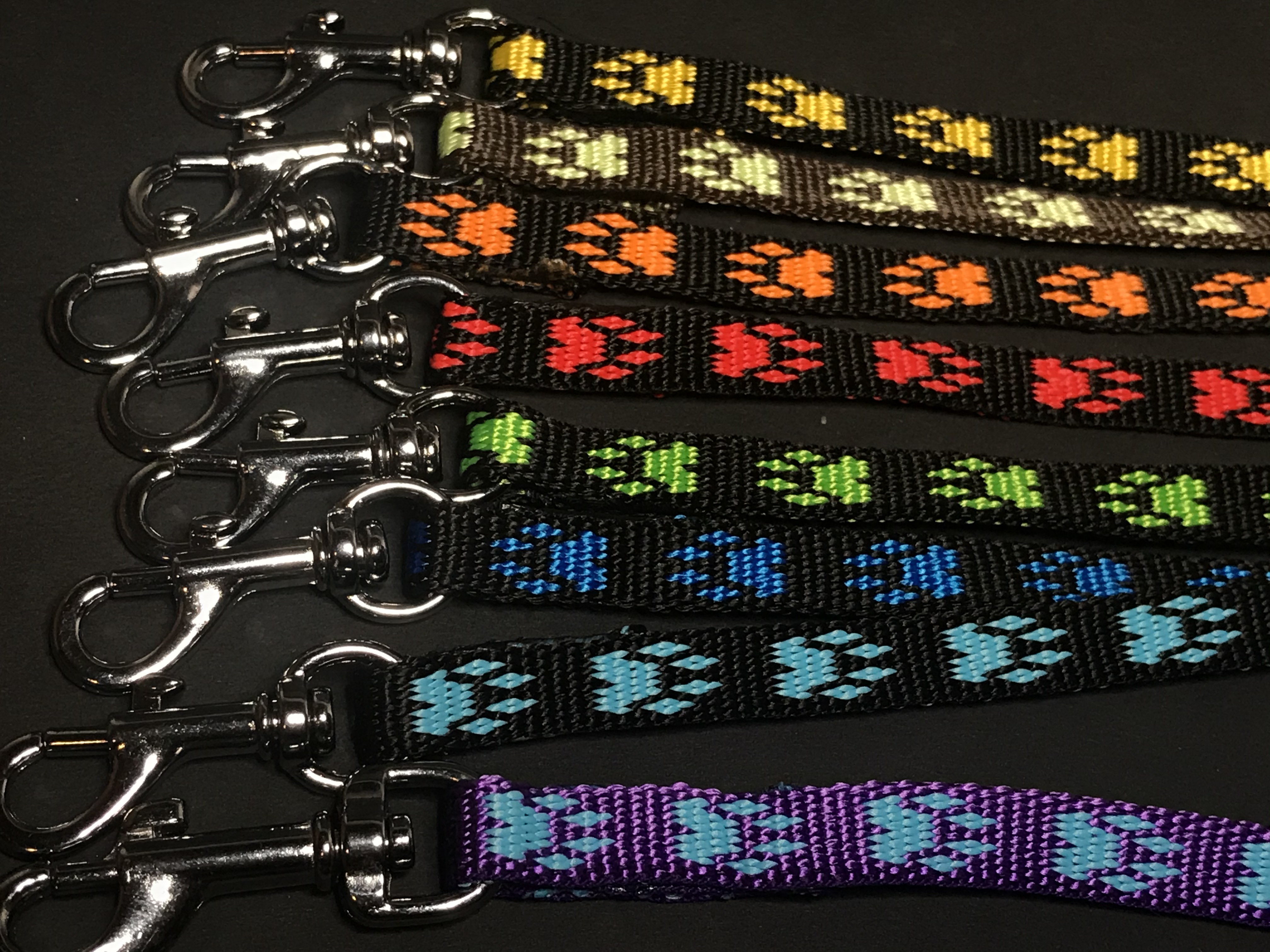 Palkar vodítko prepínacie z popruhu pre psov 250 cm x 10 mm čierno-žlté labky