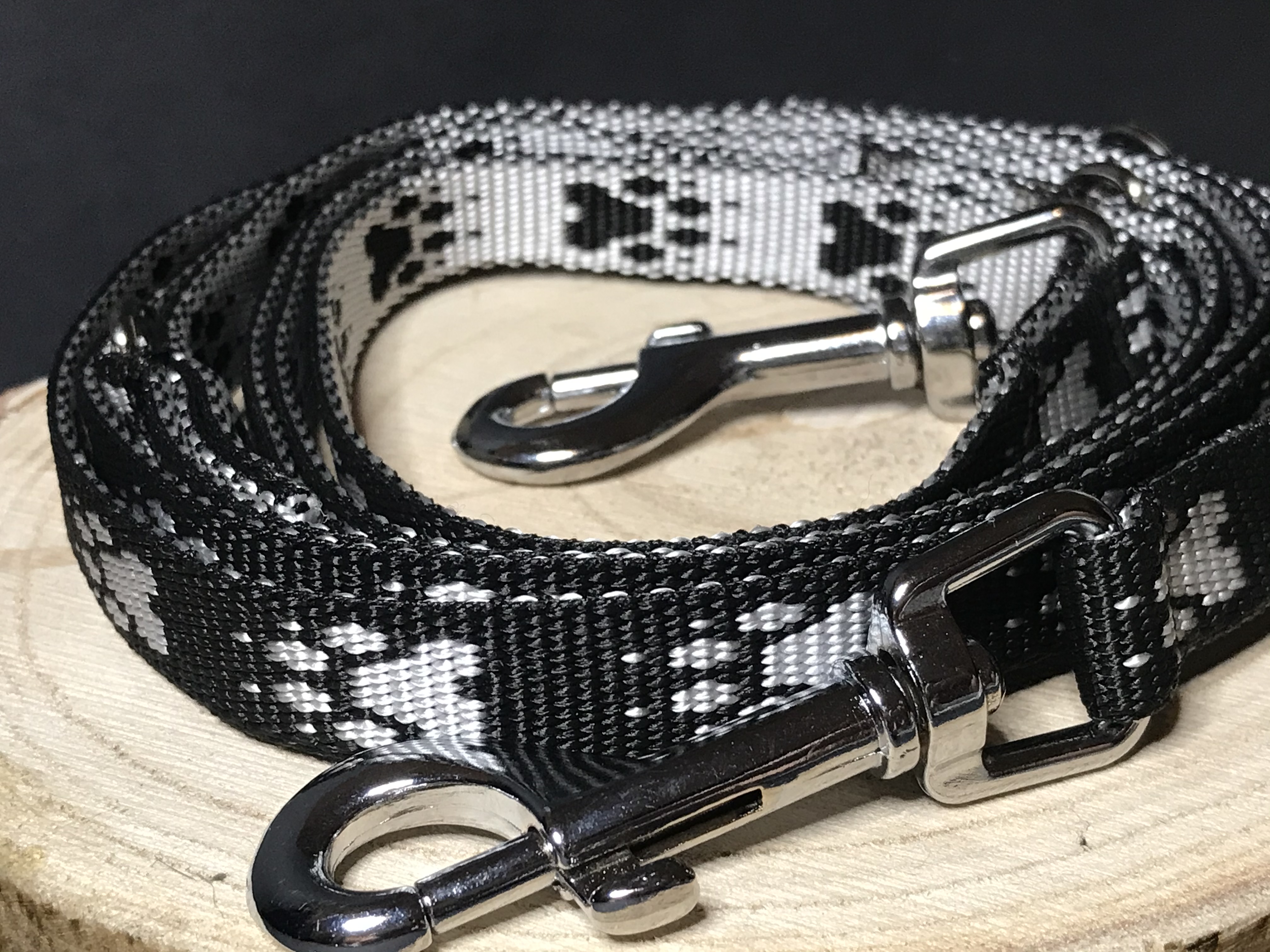 Palkar vodítko prepínacie z popruhu pre psov 250 cm x 16 mm čierno-biela s labkami