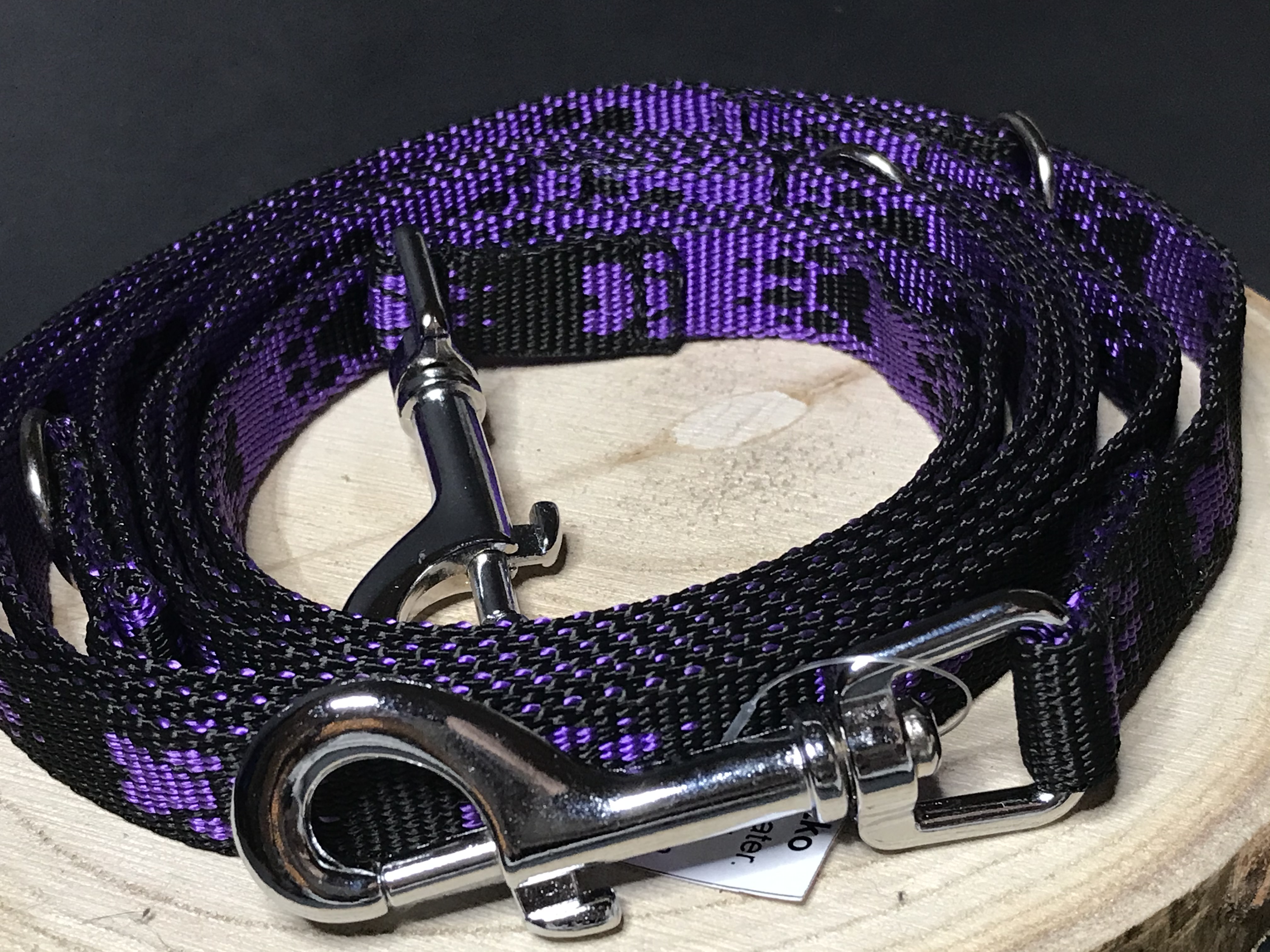 Palkar vodítko prepínacie z popruhu pre psov 250 cm x 16 mm čierno-fialová s labkami