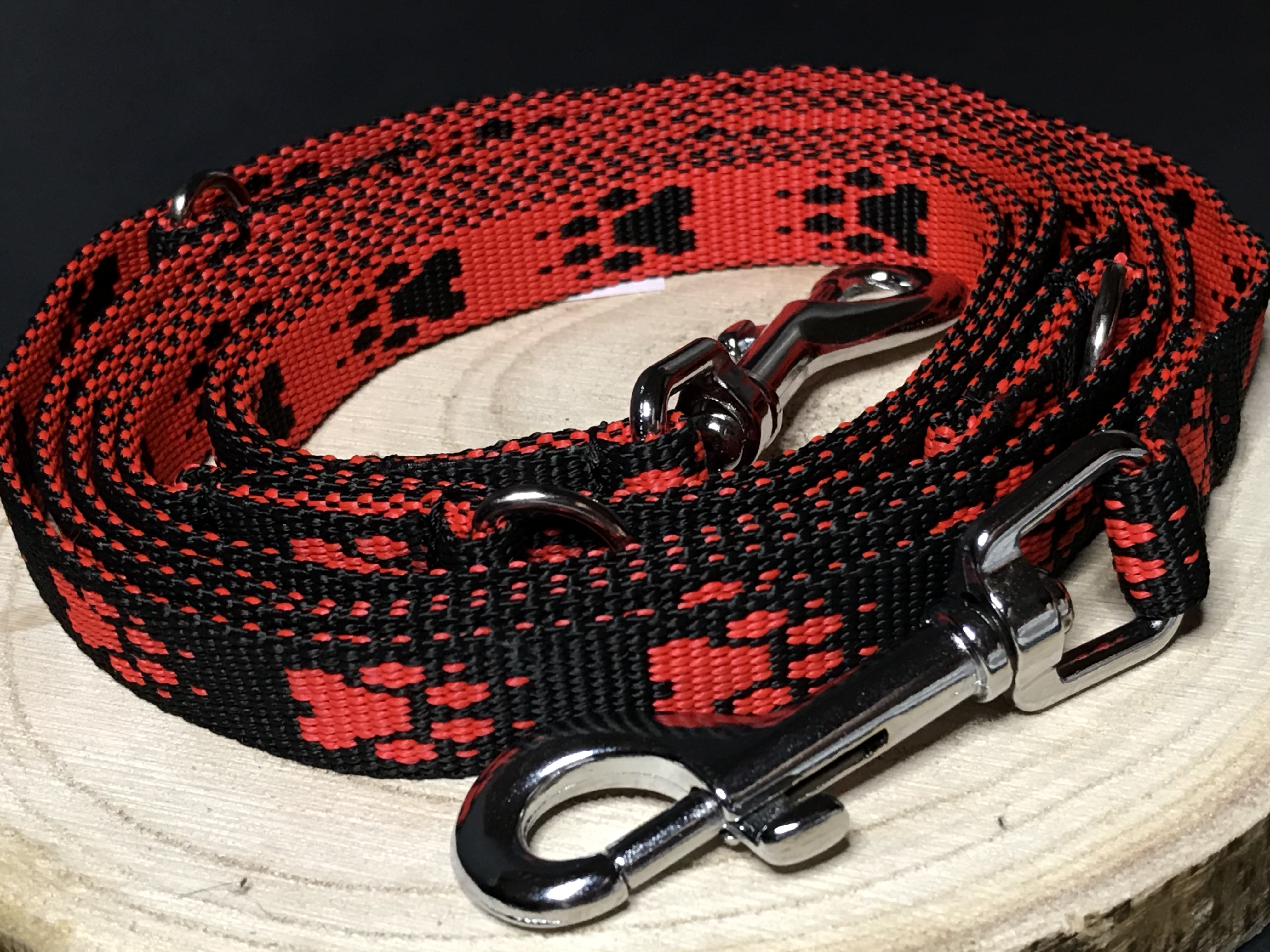 Palkar vodítko prepínacie z popruhu pre psov 250 cm x 16 mm čierno-červená s labkami