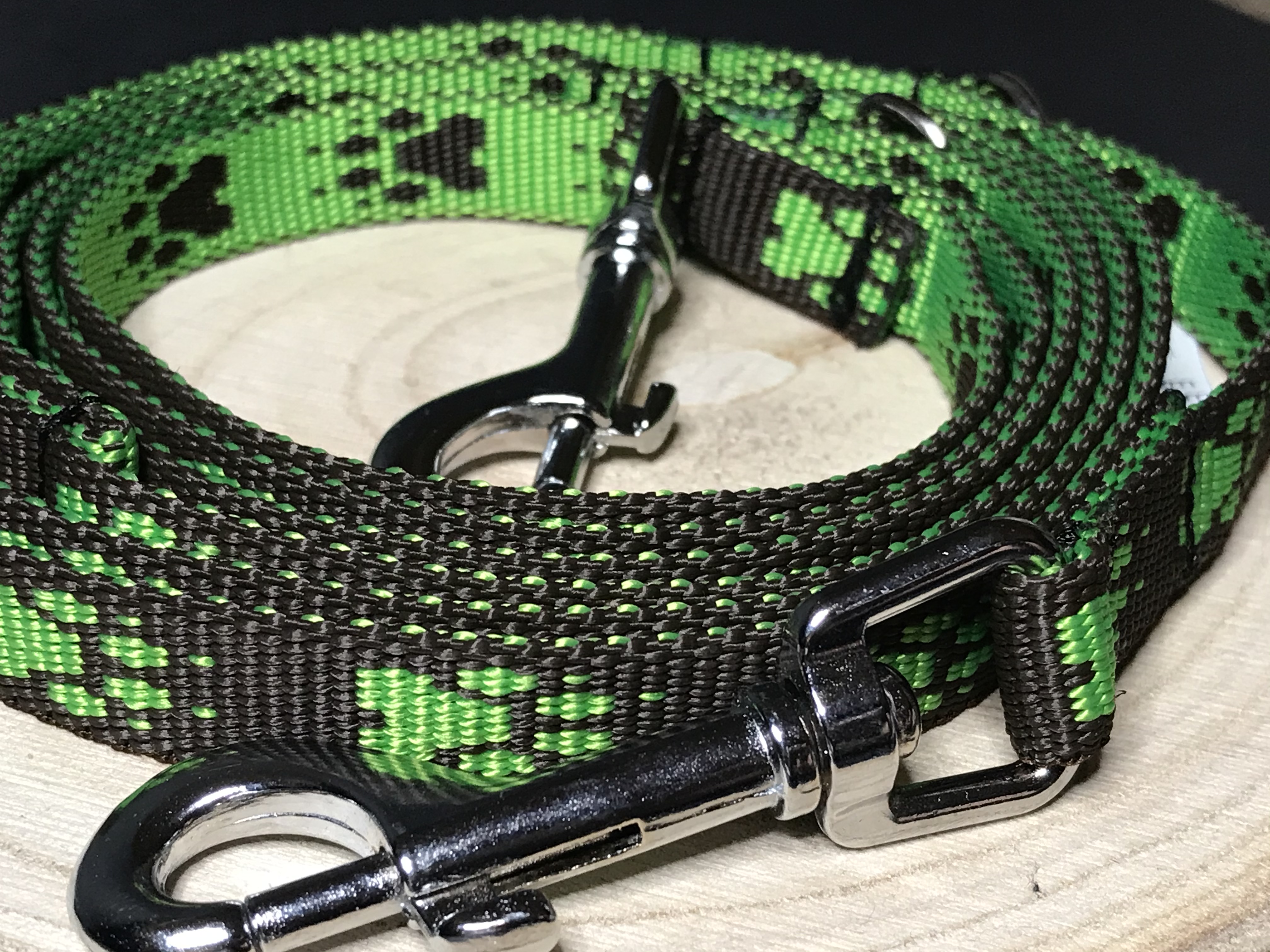 Palkar vodítko prepínacie z popruhu pre psov 250 cm x 16 mm čierno-zelená s labkami