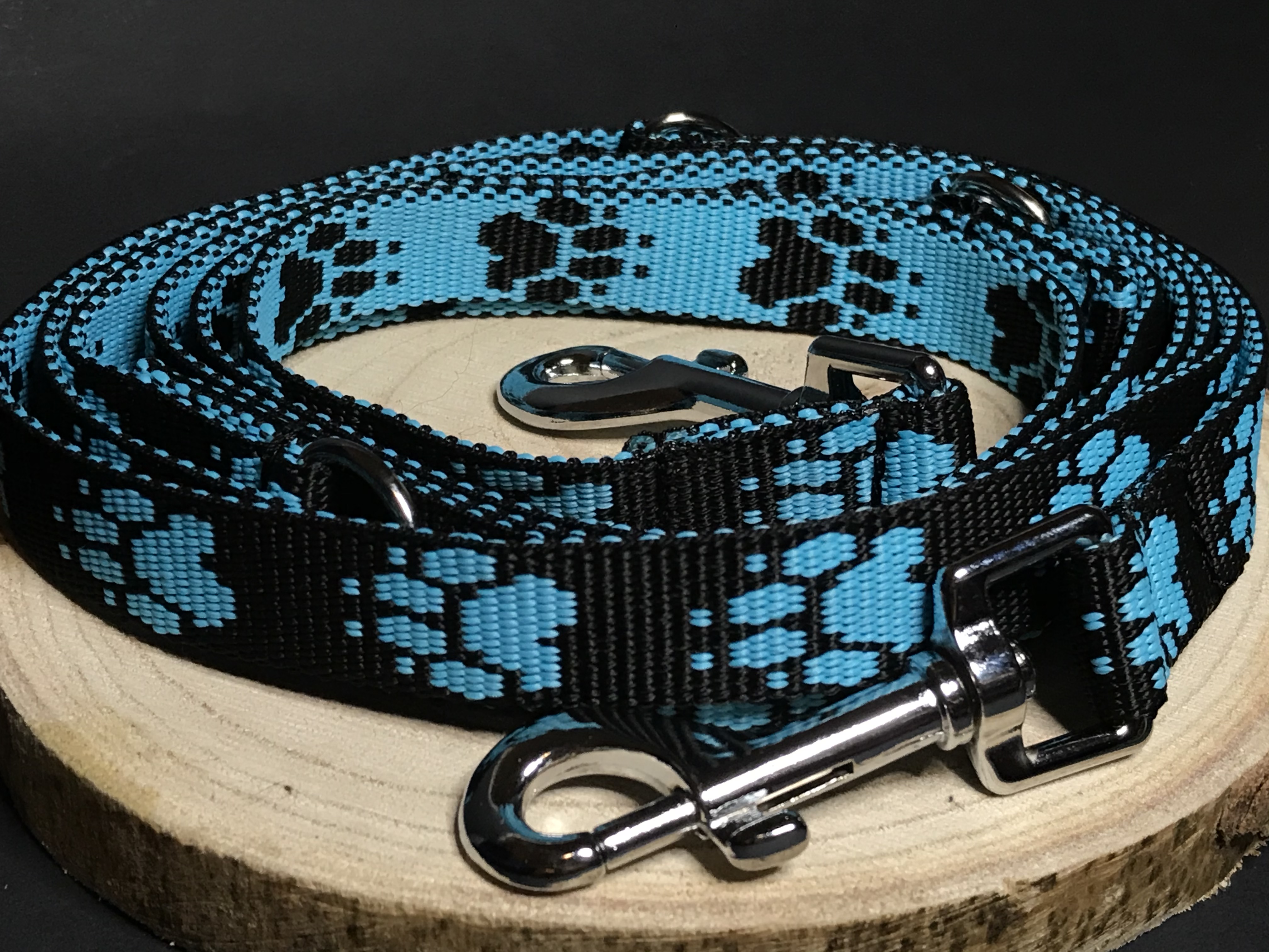 Palkar vodítko prepínacie z popruhu pre psov 250 cm x 20 mmčierno-svetlo modrá s labkami