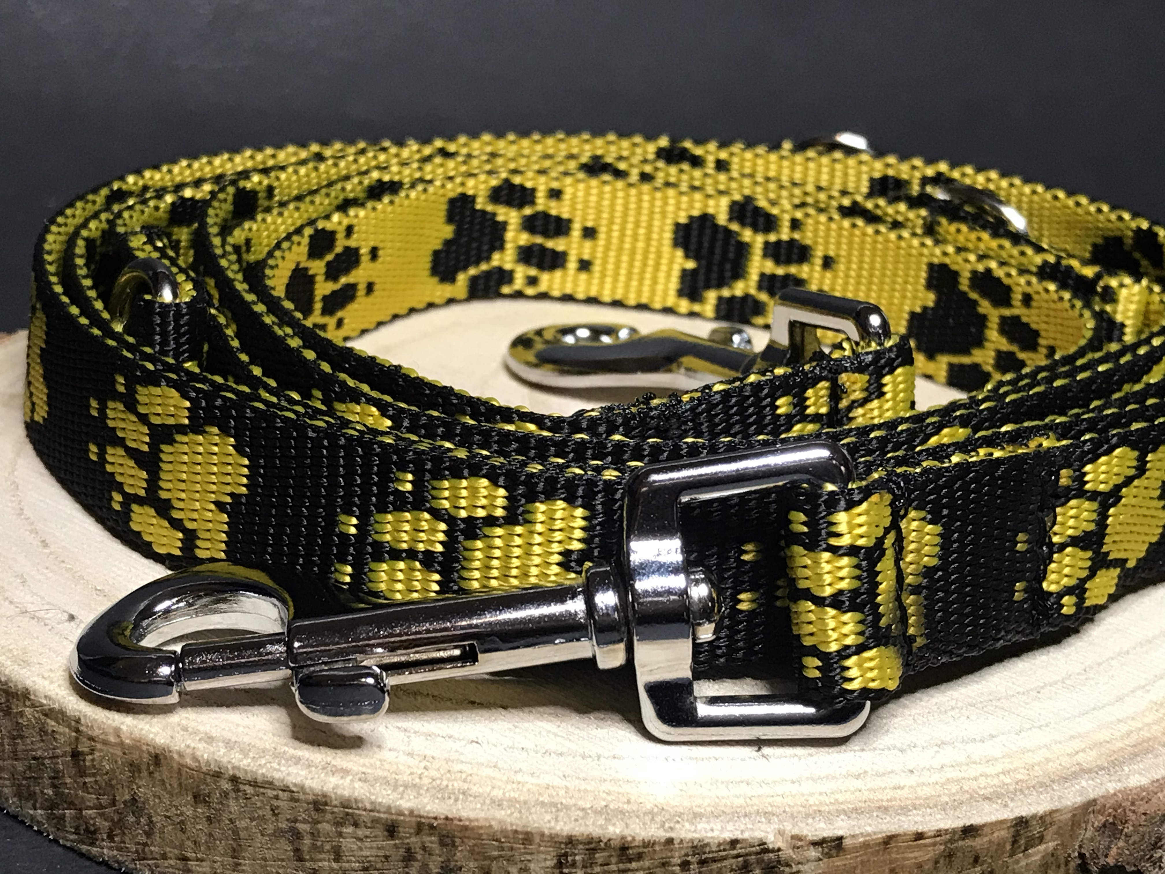 Palkar vodítko prepínacie z popruhu pre psov 250 cm x 20 mm čierno-žltá s labkami