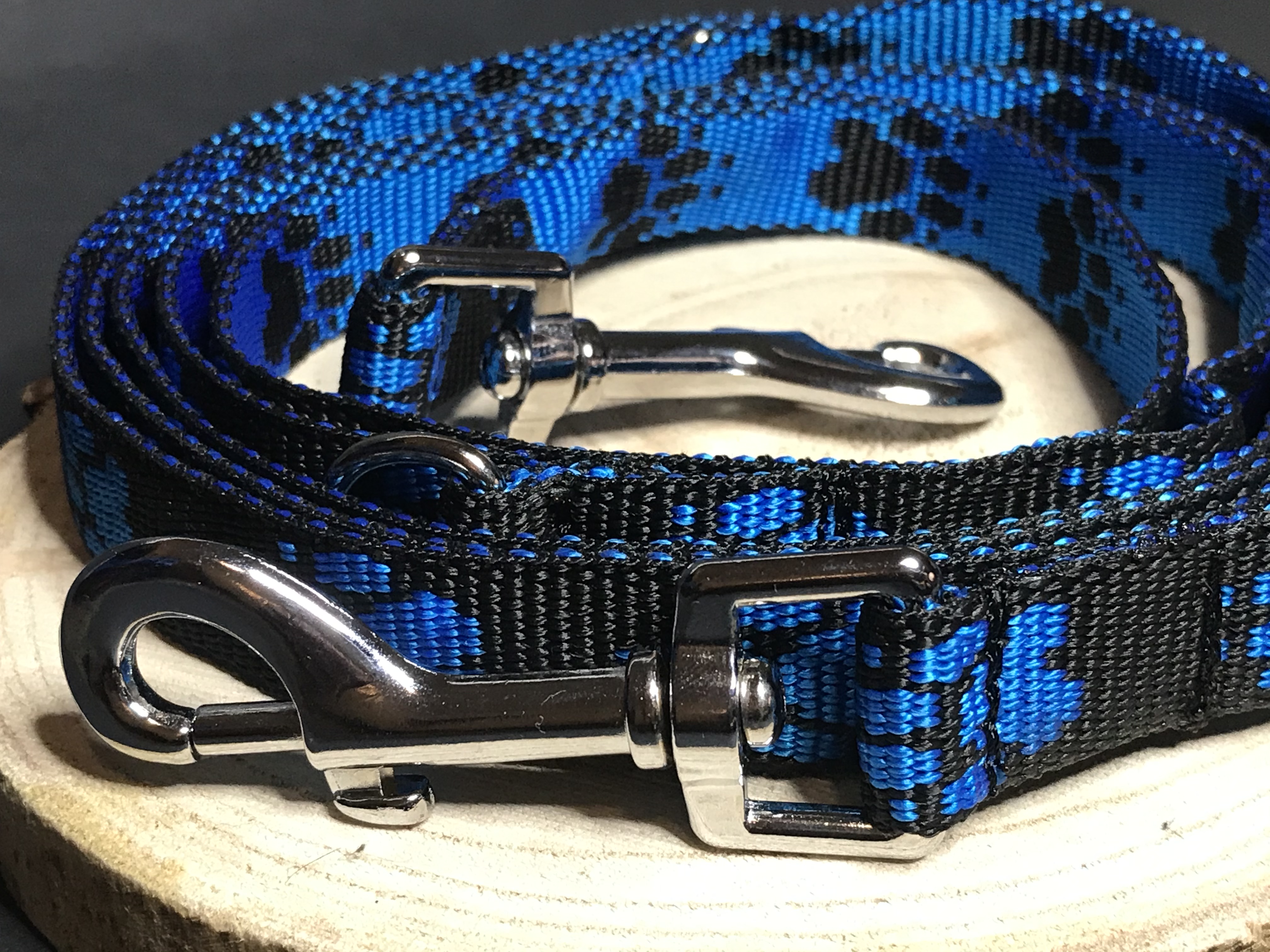 Palkar vodítko prepínacie z popruhu pre psov 250 cm x 20 mm čierno-modrá s labkami