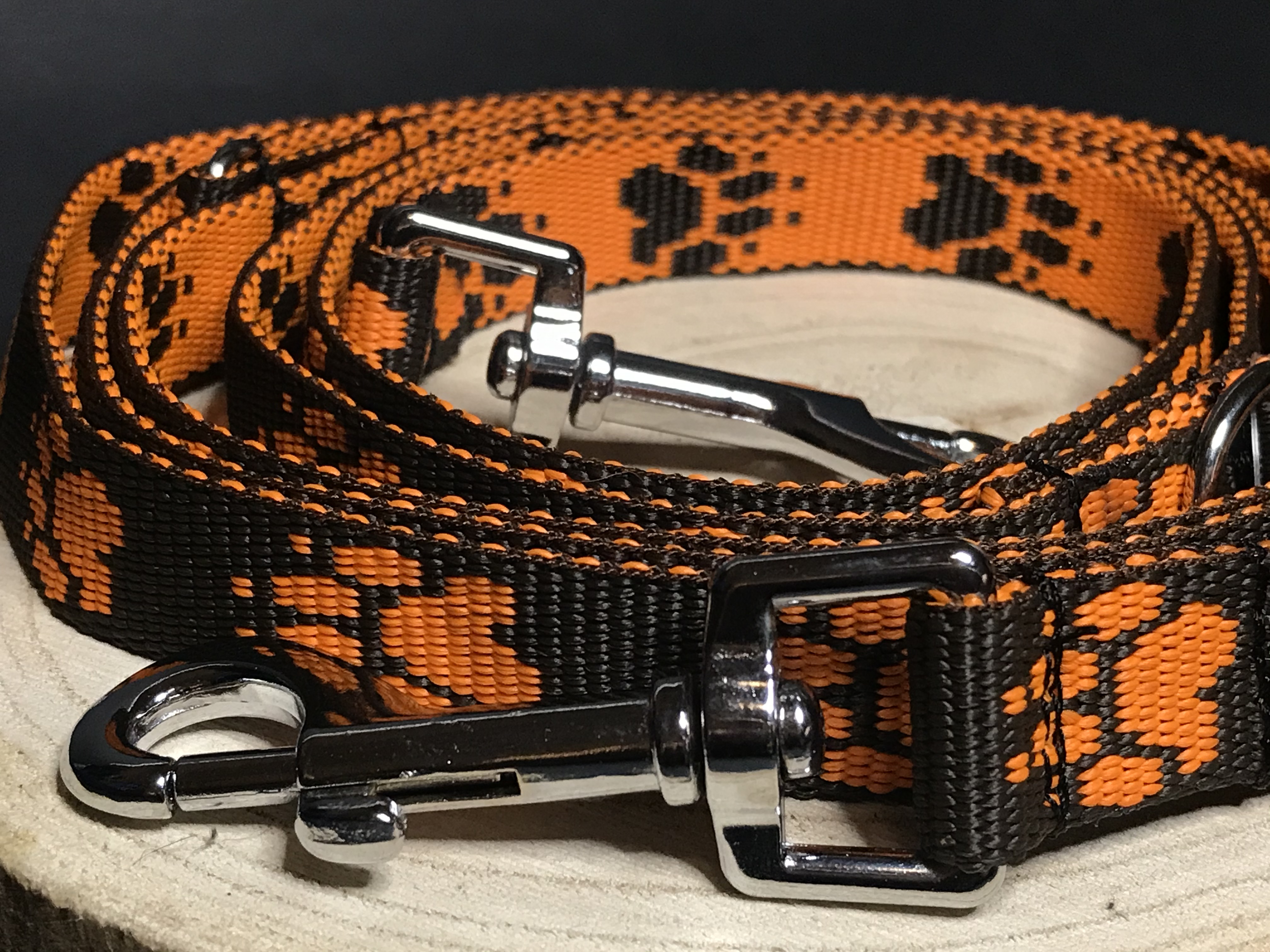 Palkar vodítko prepínacie z popruhu pre psov 250 cm x 20 mm čierno-oranžová s labkami