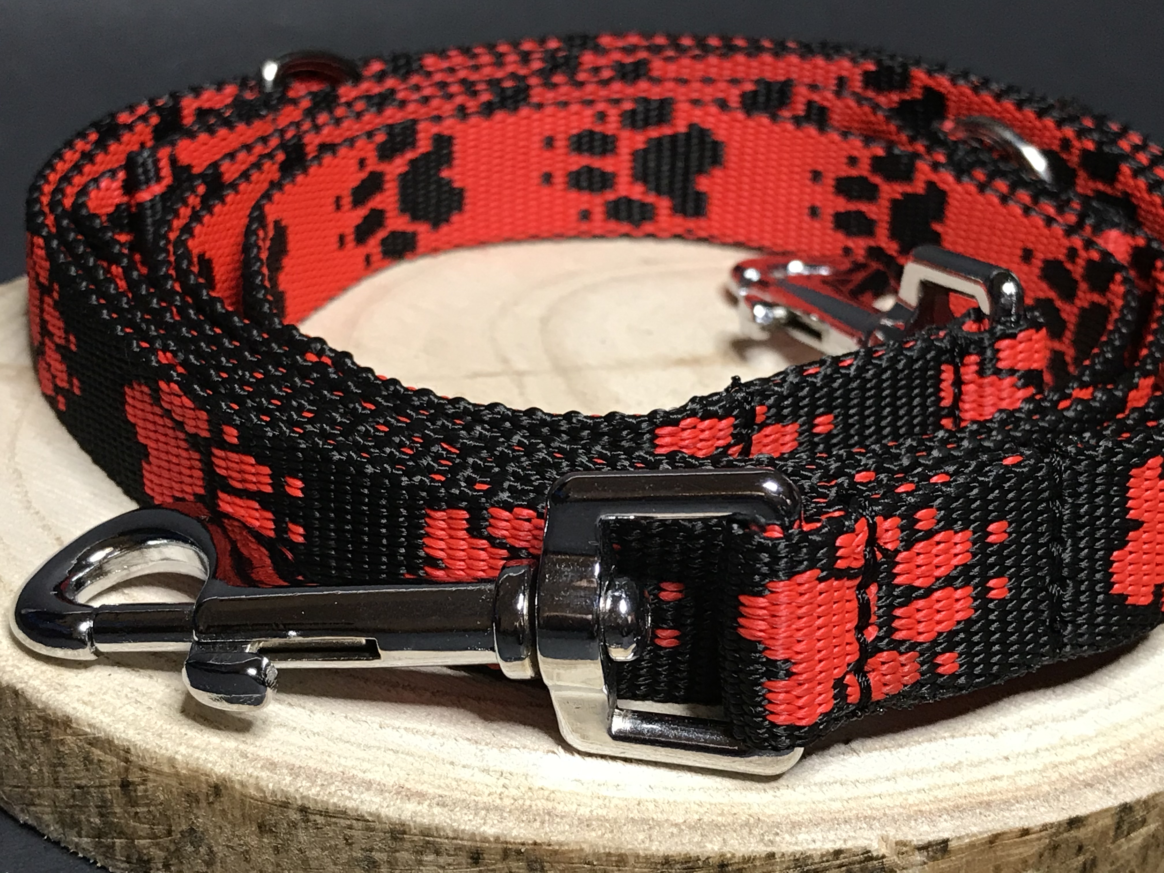 Palkar vodítko prepínacie z popruhu pre psov 250 cm x 20 mm čierno-červená s labkami