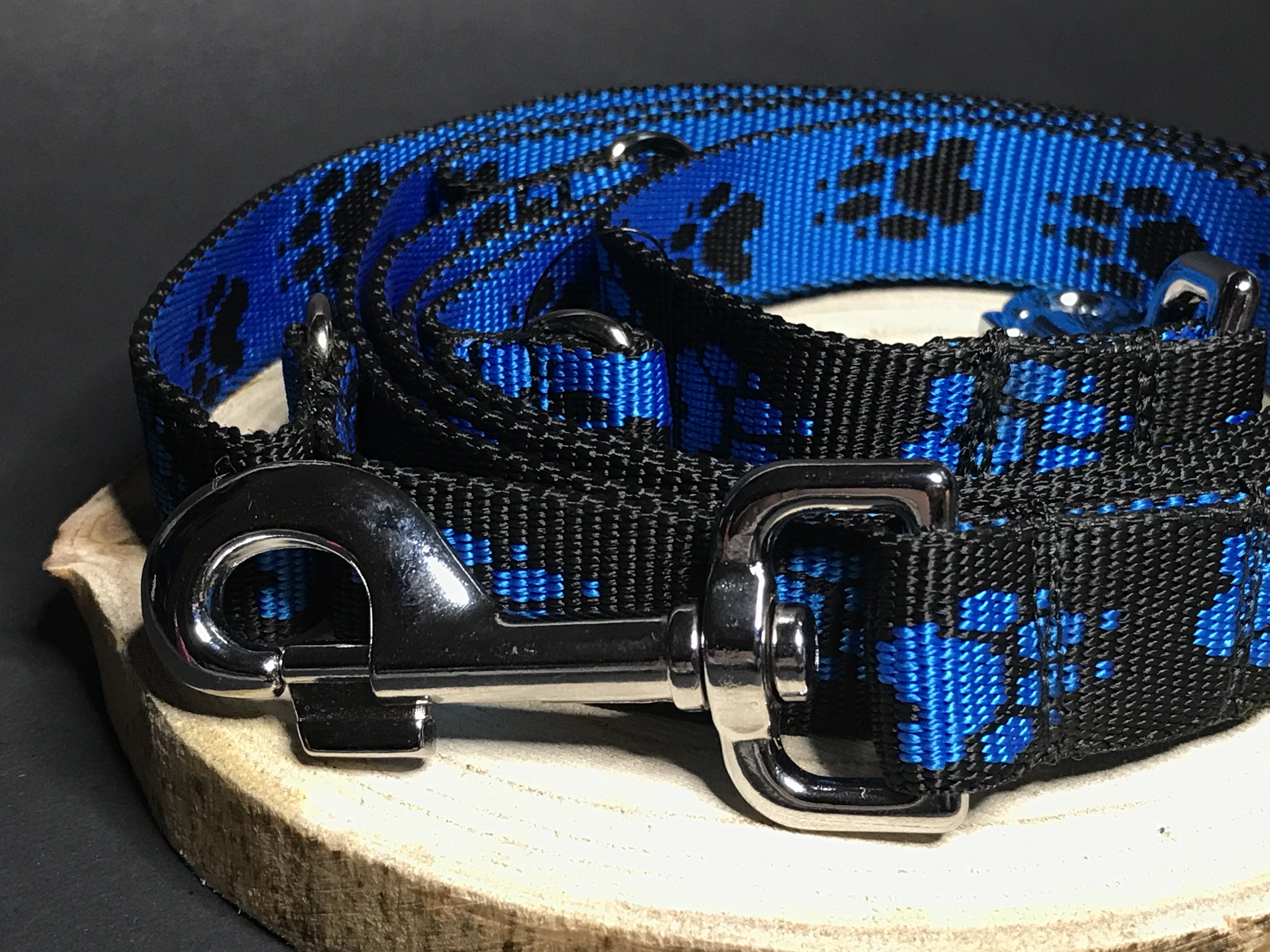 Palkar vodítko prepínacie z popruhu pre psov 250 cm x 25 mm čierno-modrá s labkami