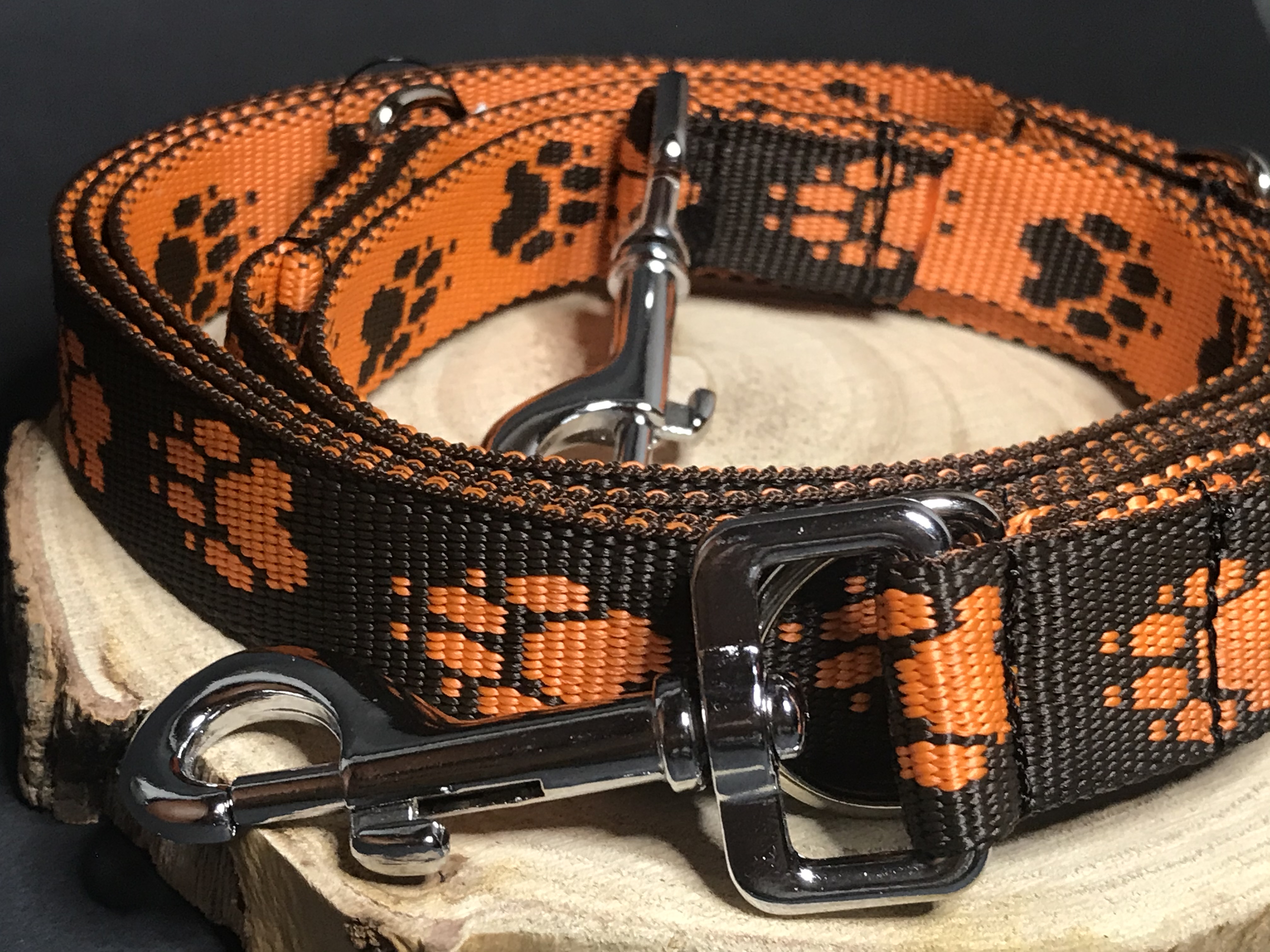 Palkar vodítko prepínacie z popruhu pre psov 250 cm x 25 mm čierno-oranžová s labkami