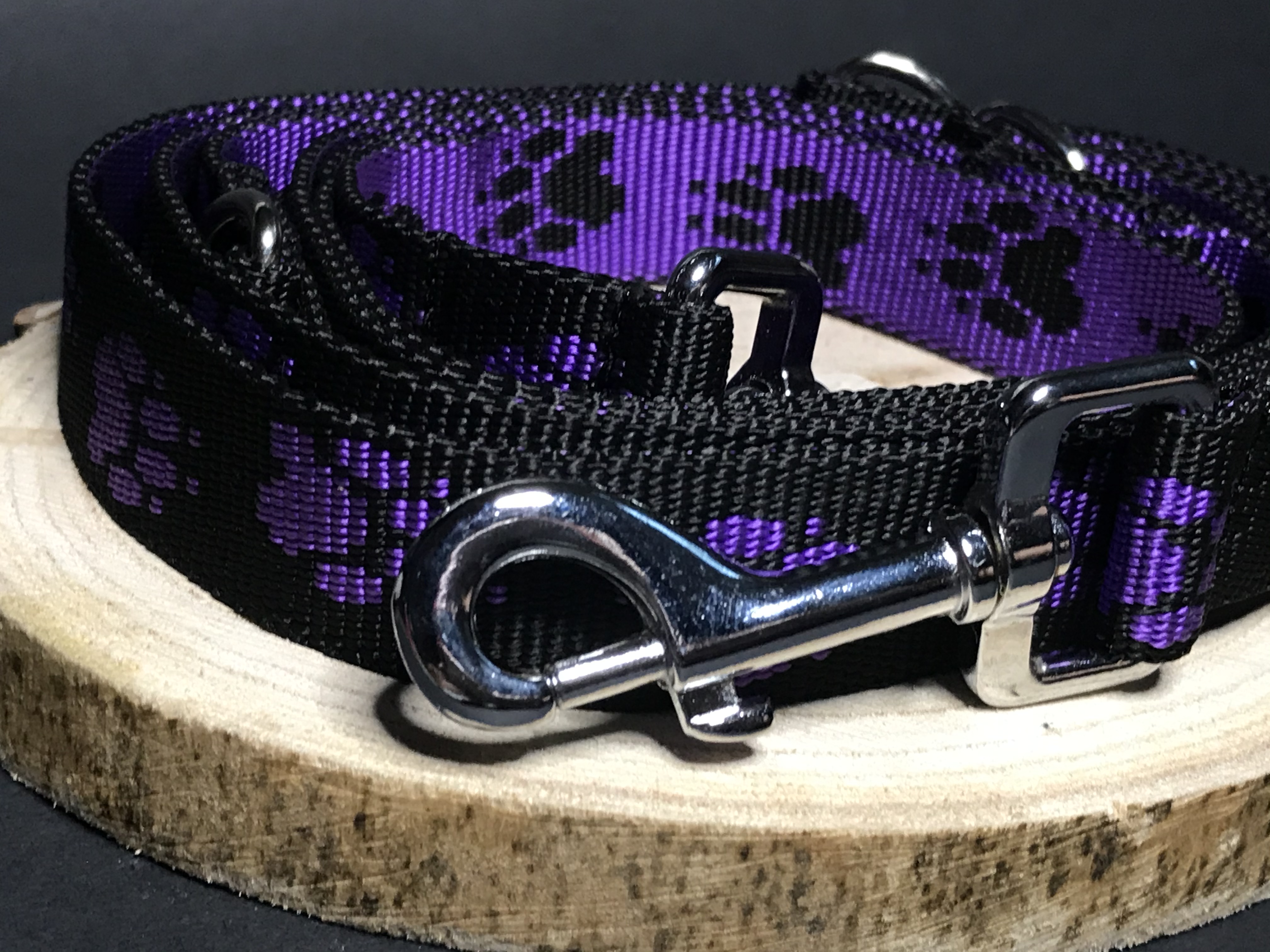 Palkar vodítko prepínacie z popruhu pre psov 250 cm x 25 mm čierno-fialová s labkami