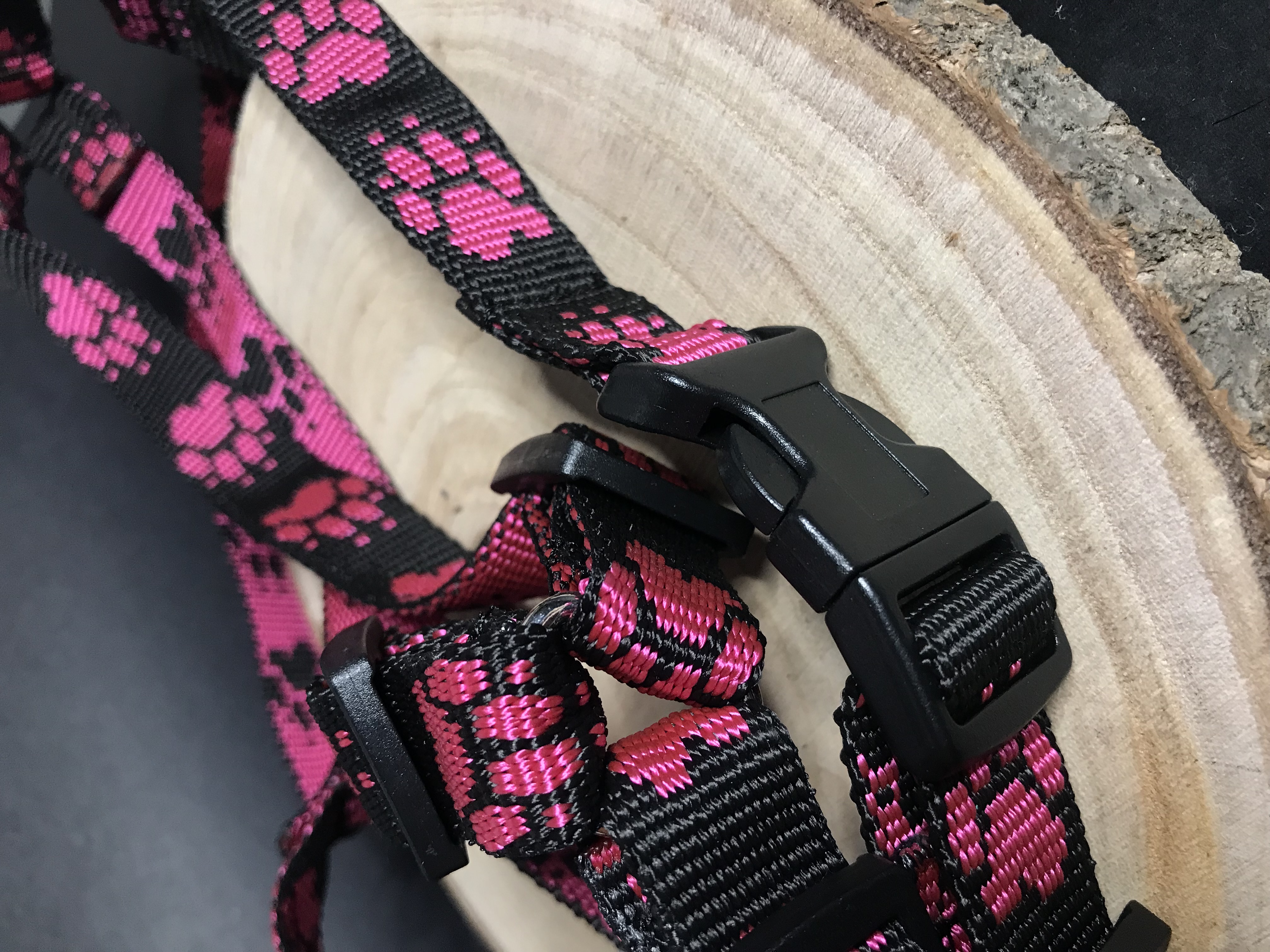 Palkar klasický postroj pre psov 36 cm - 60 cm veľ. 3 čierno-ružová s labkami