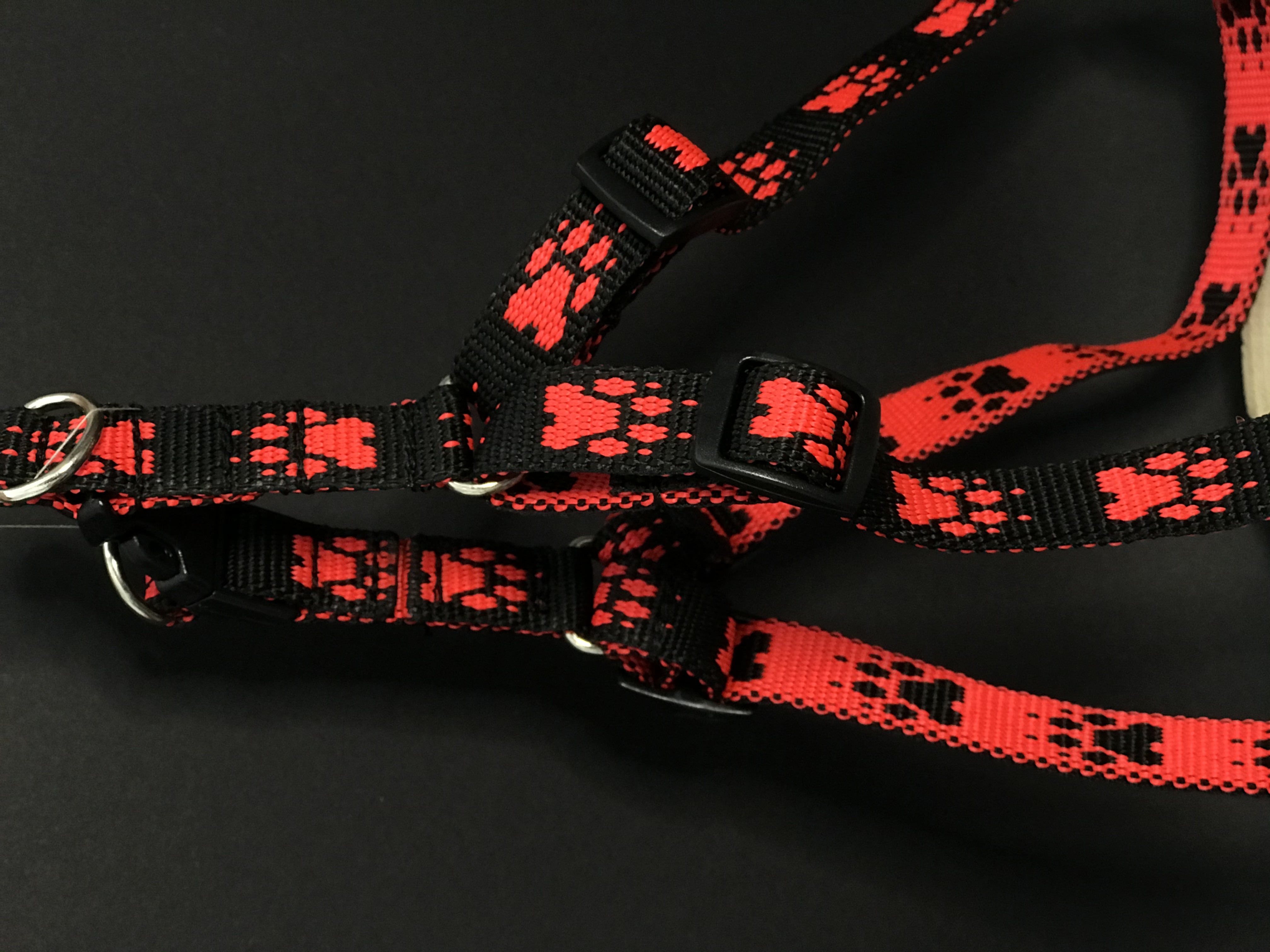 Palkar motýlik postroj pre psov 44 cm - 62 cm veľ. 2 čierno-červená s labkami