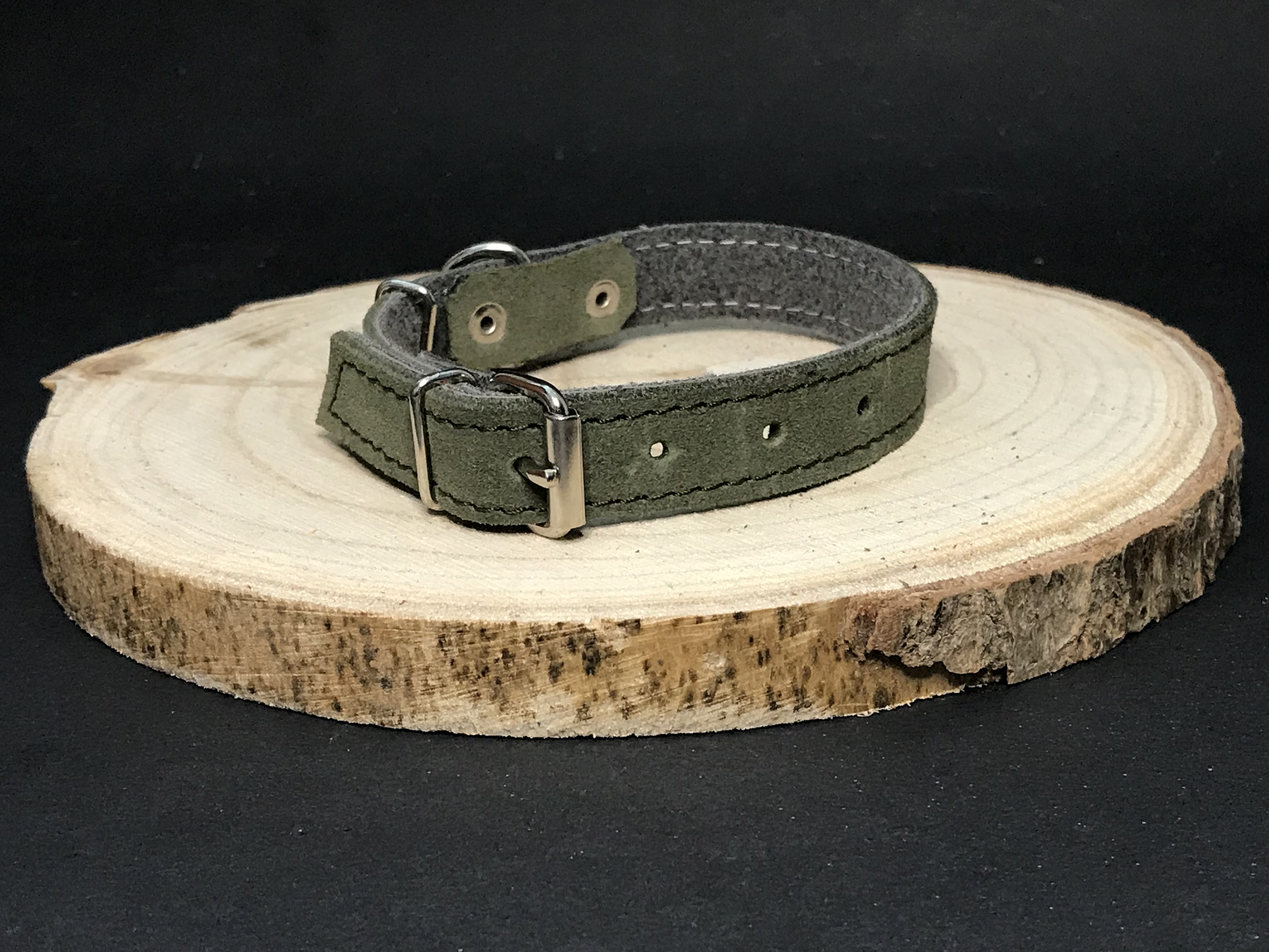 Palkar obojok z velúrovej kože pre psov 30 cm x 16 mm vojenská