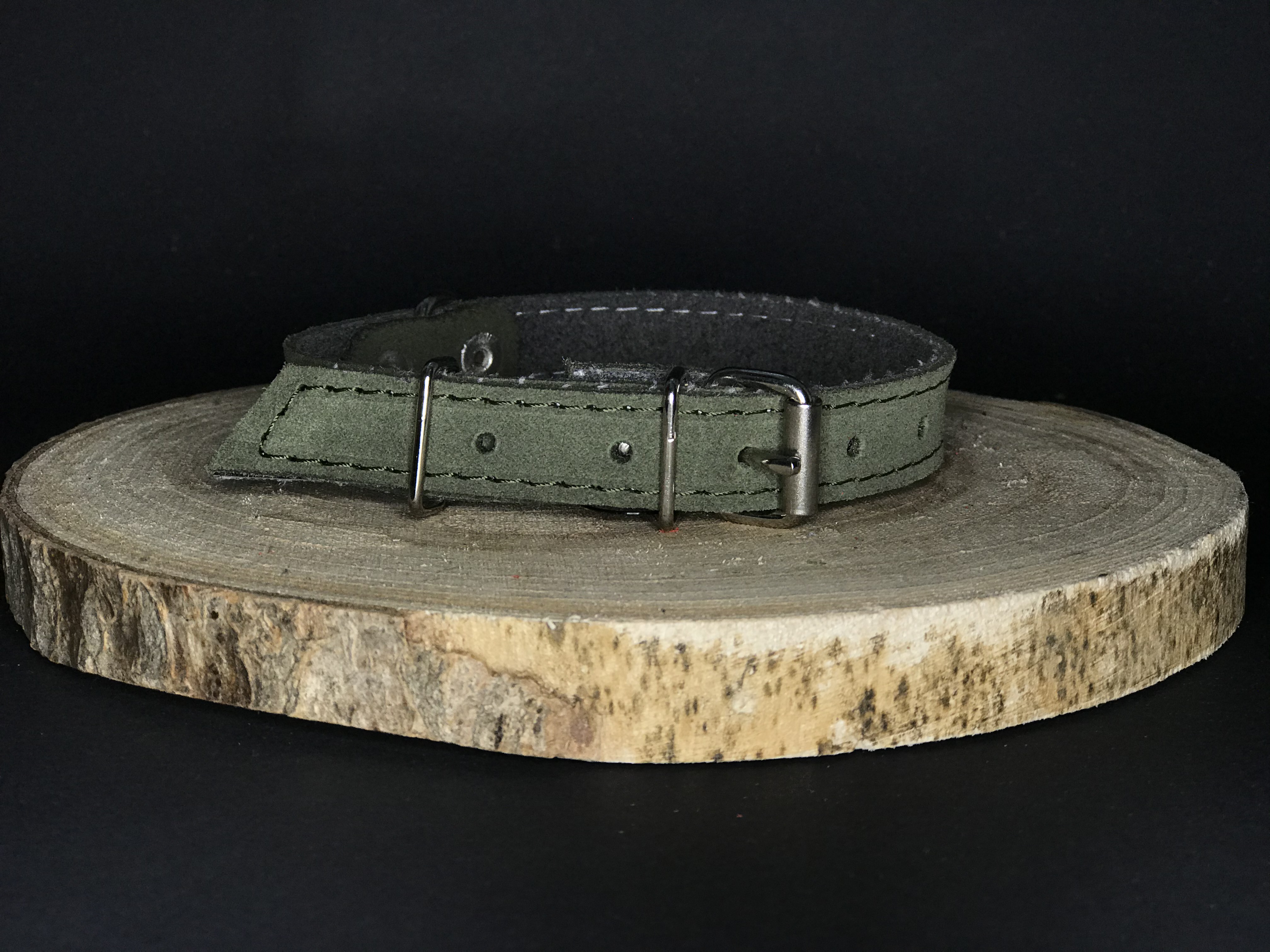 Palkar obojok z velúrovej kože pre psov 35 cm x 16 mm vojenská