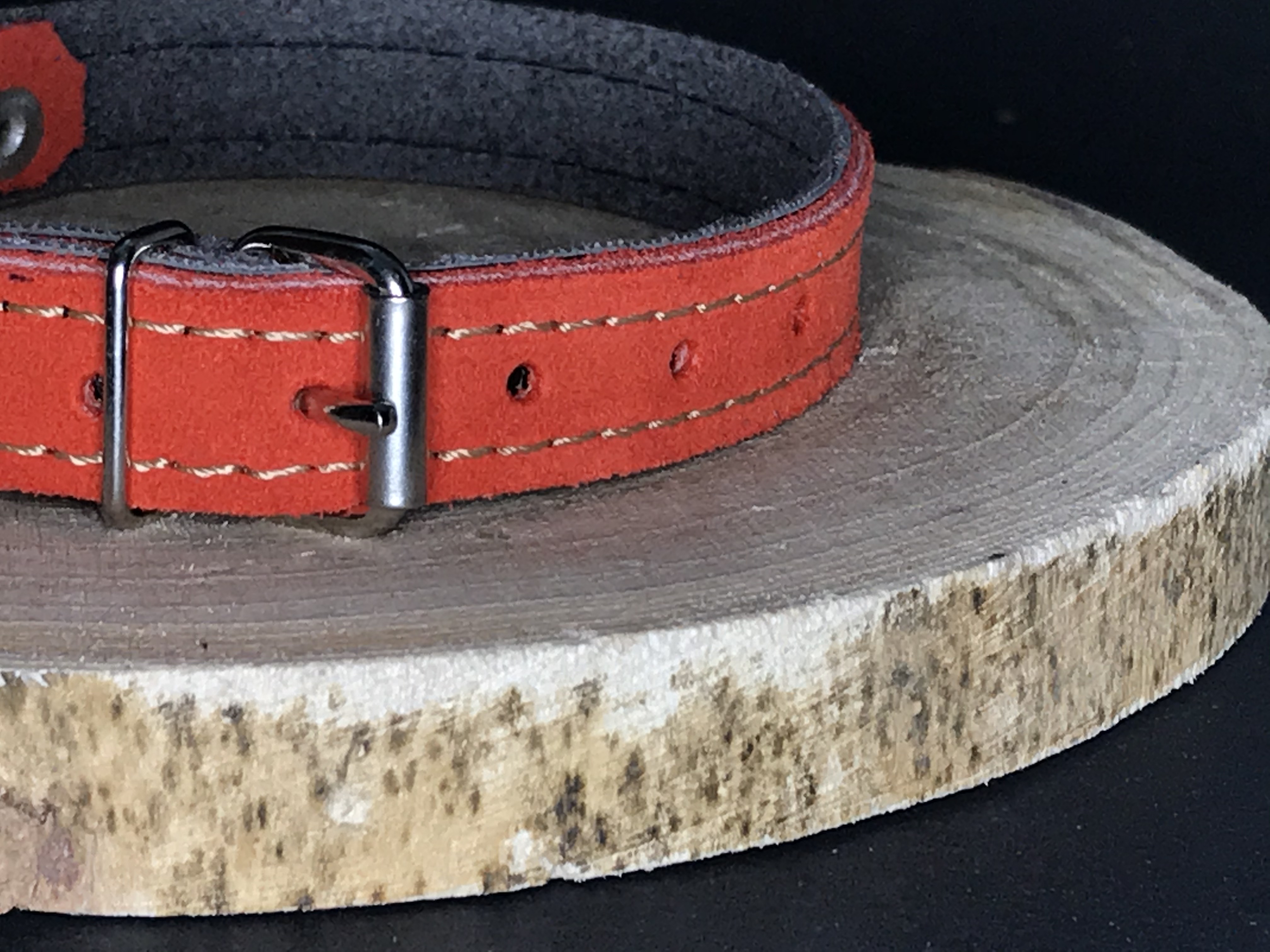 Palkar obojok z velúrovej kože pre psov 35 cm x 16 mm červená