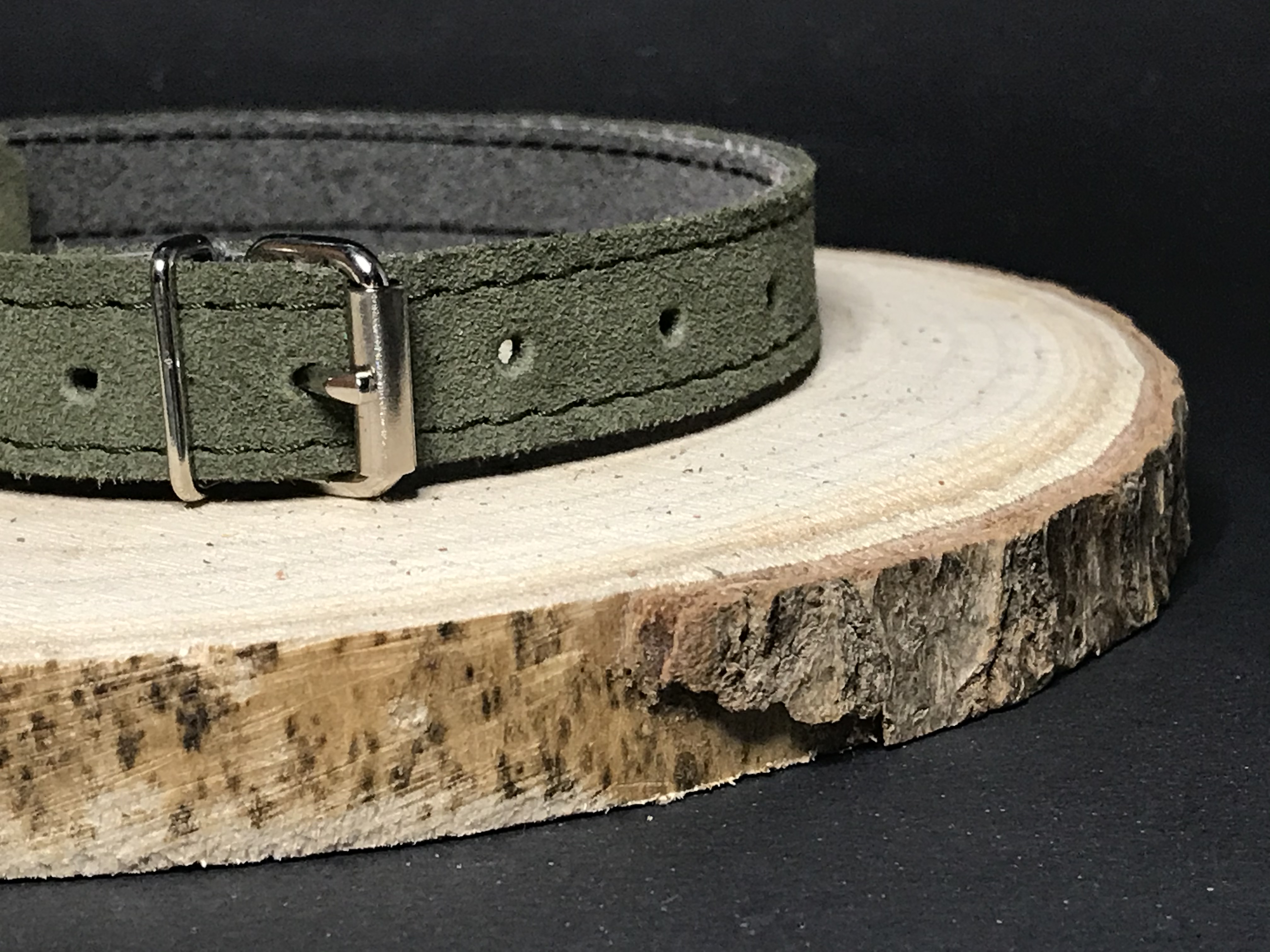 Palkar obojok z velúrovej kože pre psov 40 cm x 18 mm vojenská