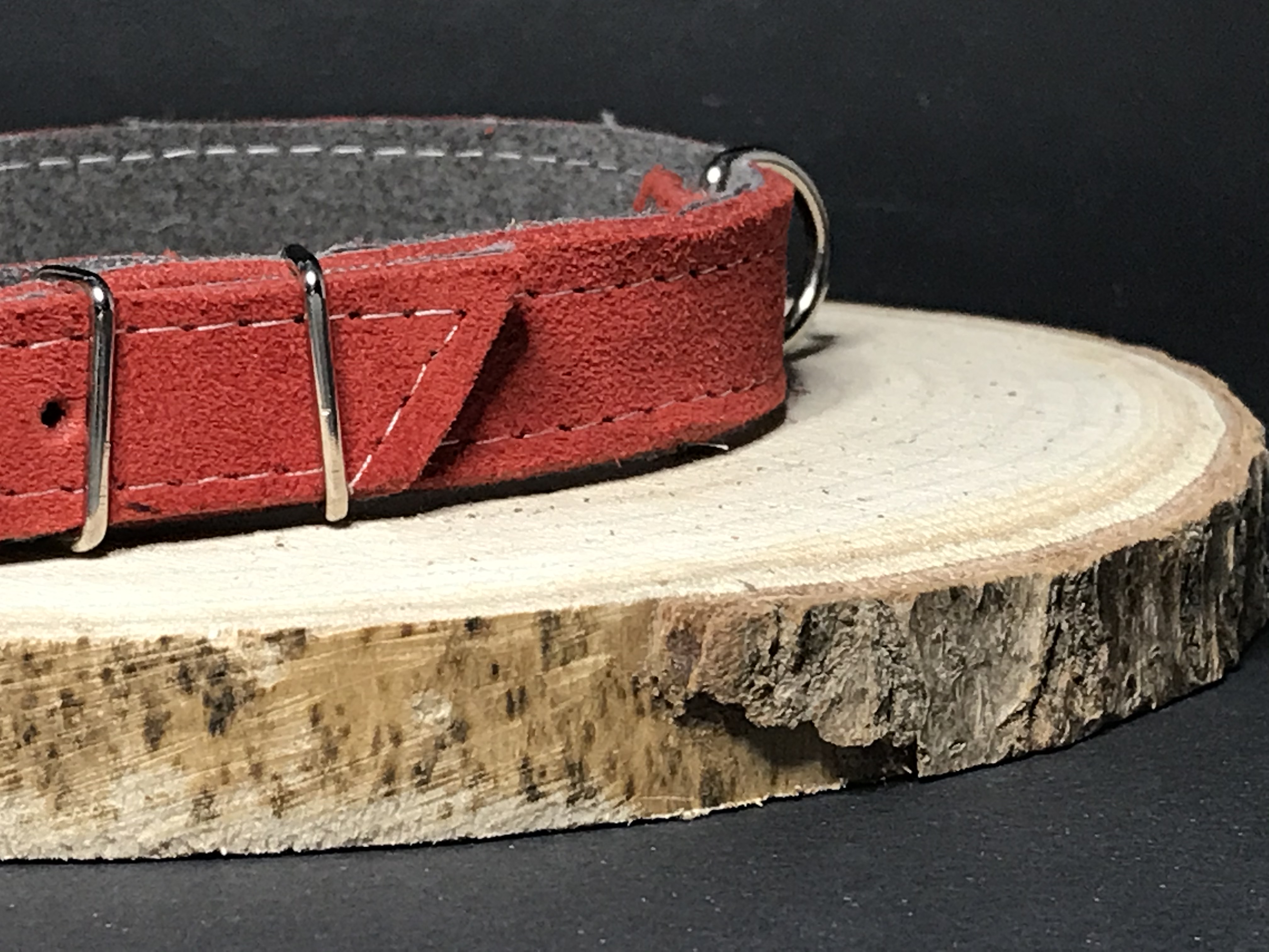 Palkar obojok z velúrovej kože pre psov 40 cm x 18 mm tmavo-červená