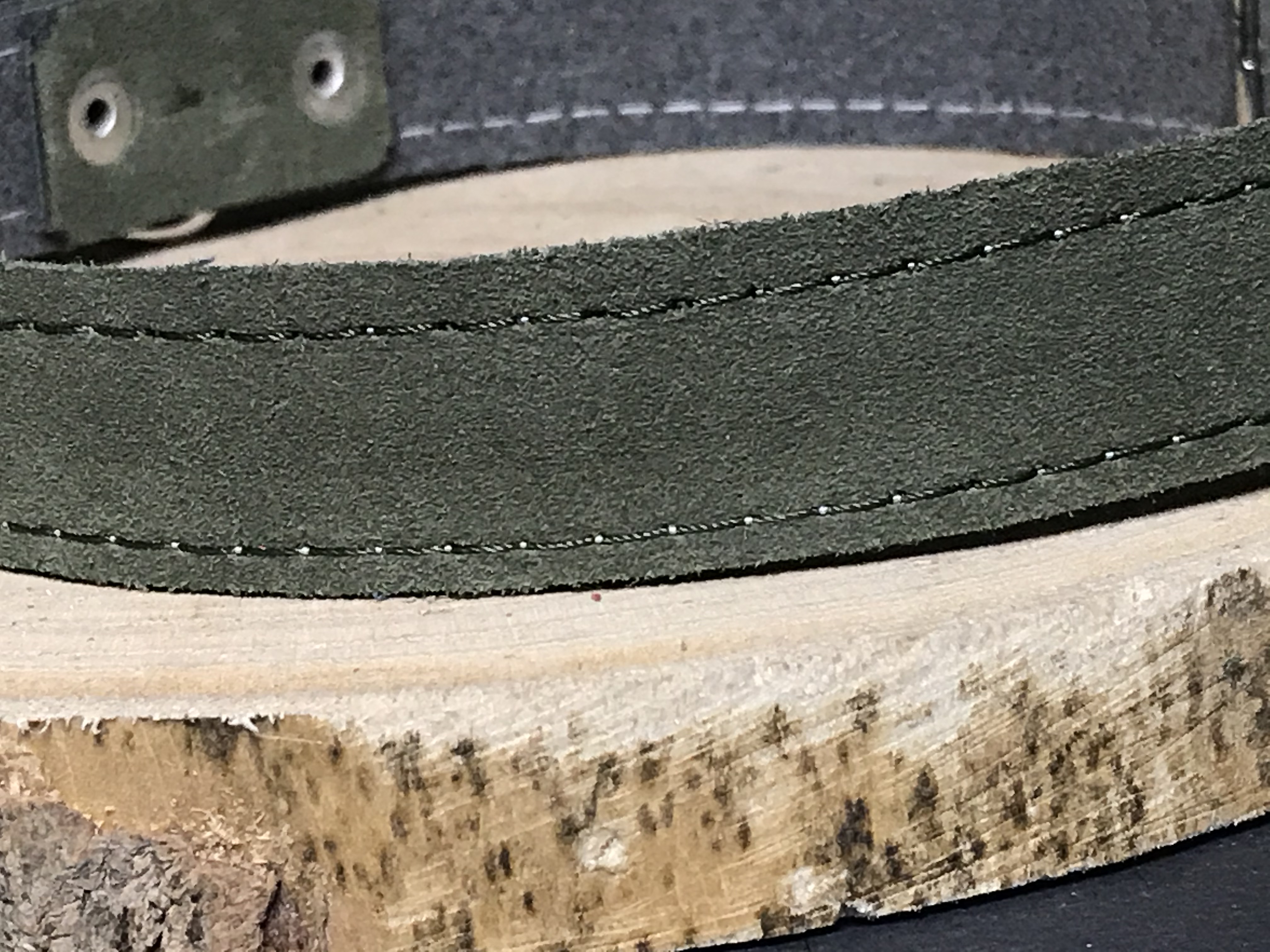 Palkar obojok z velúrovej kože pre psov 45 cm x 20 mm vojenská