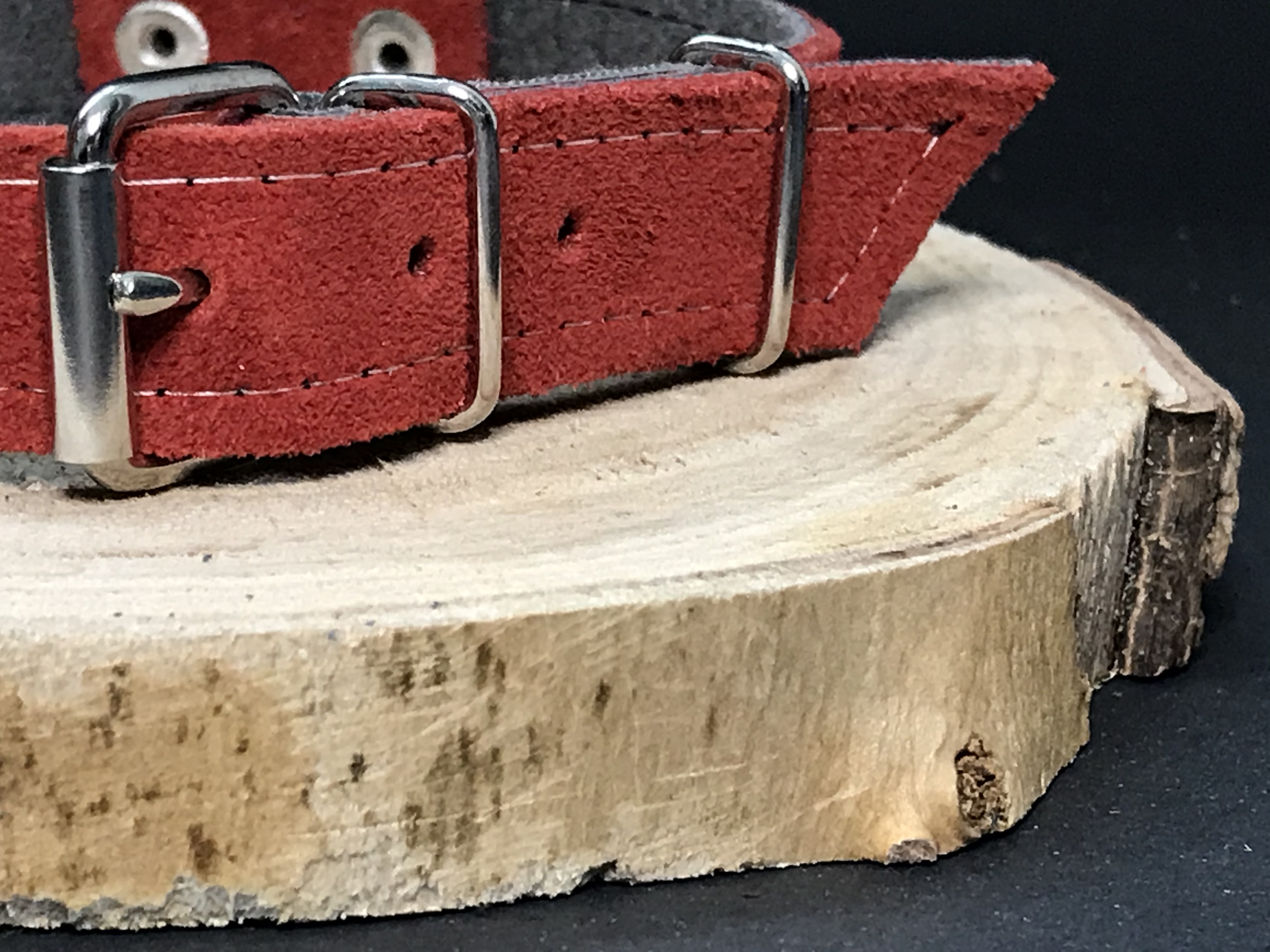 Palkar obojok z velúrovej kože pre psov 45 cm x 20 mm tmavo-červená