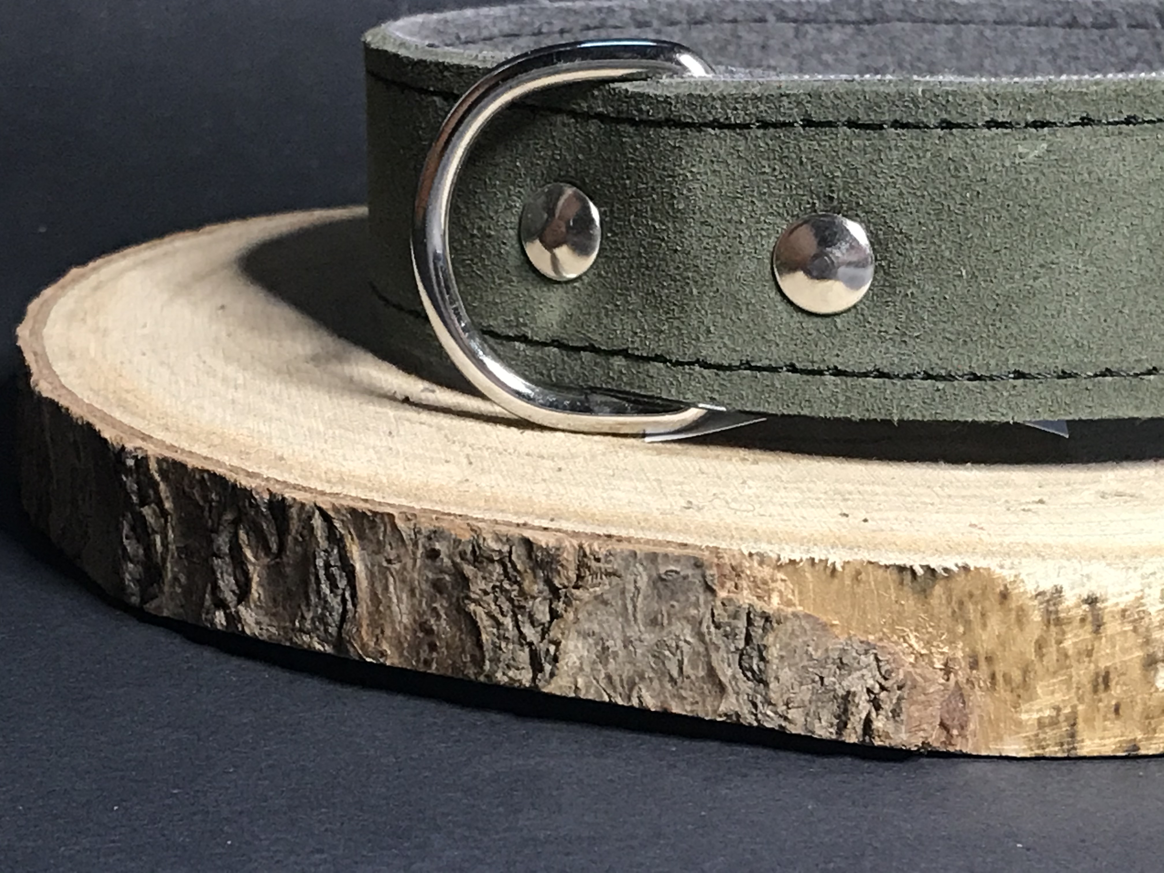 Palkar obojok z velúrovej kože pre psov 45 cm x 30 mm vojenská