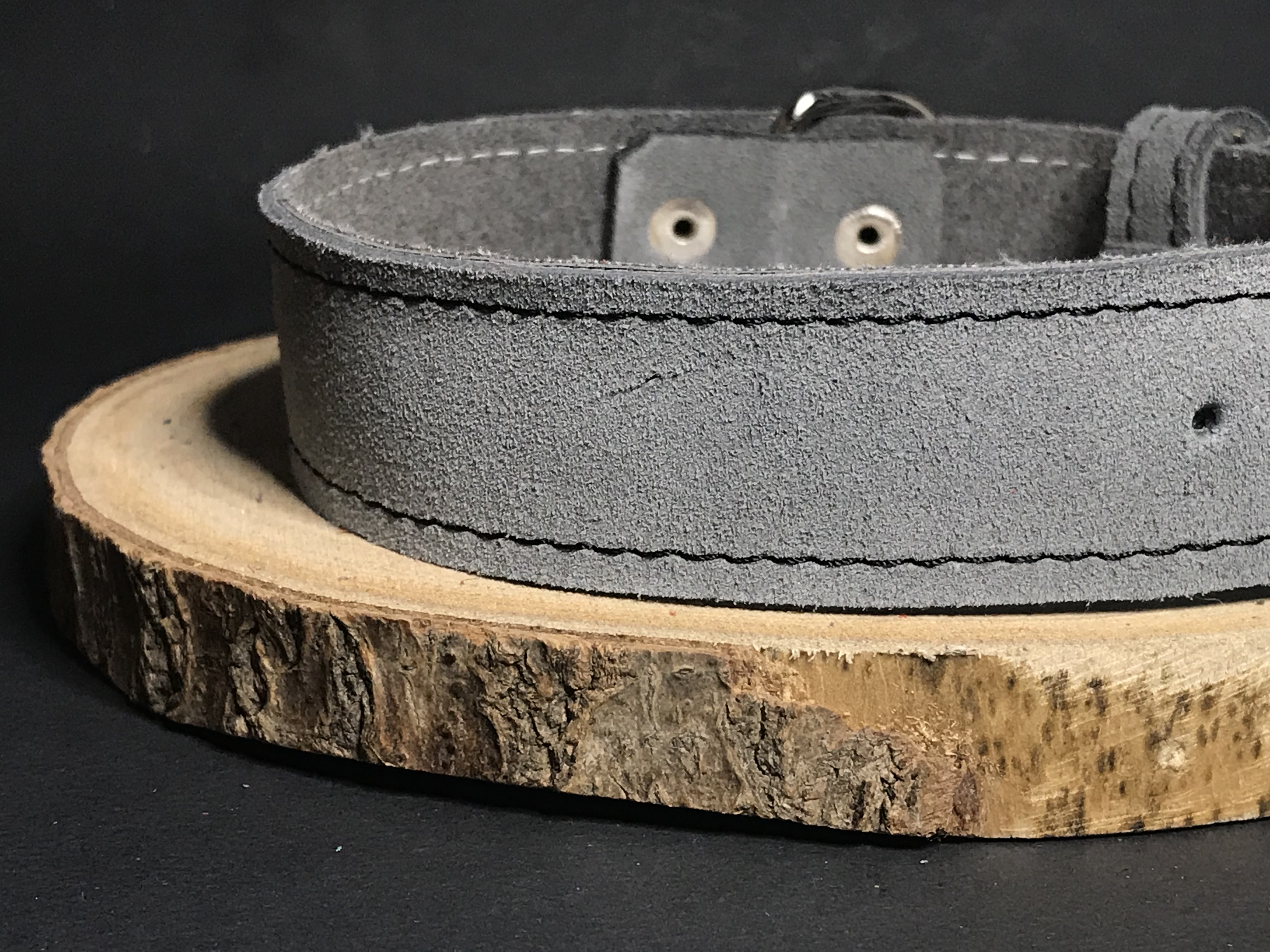 Palkar obojok z velúrovej kože pre psov 45 cm x 30 mm sivá