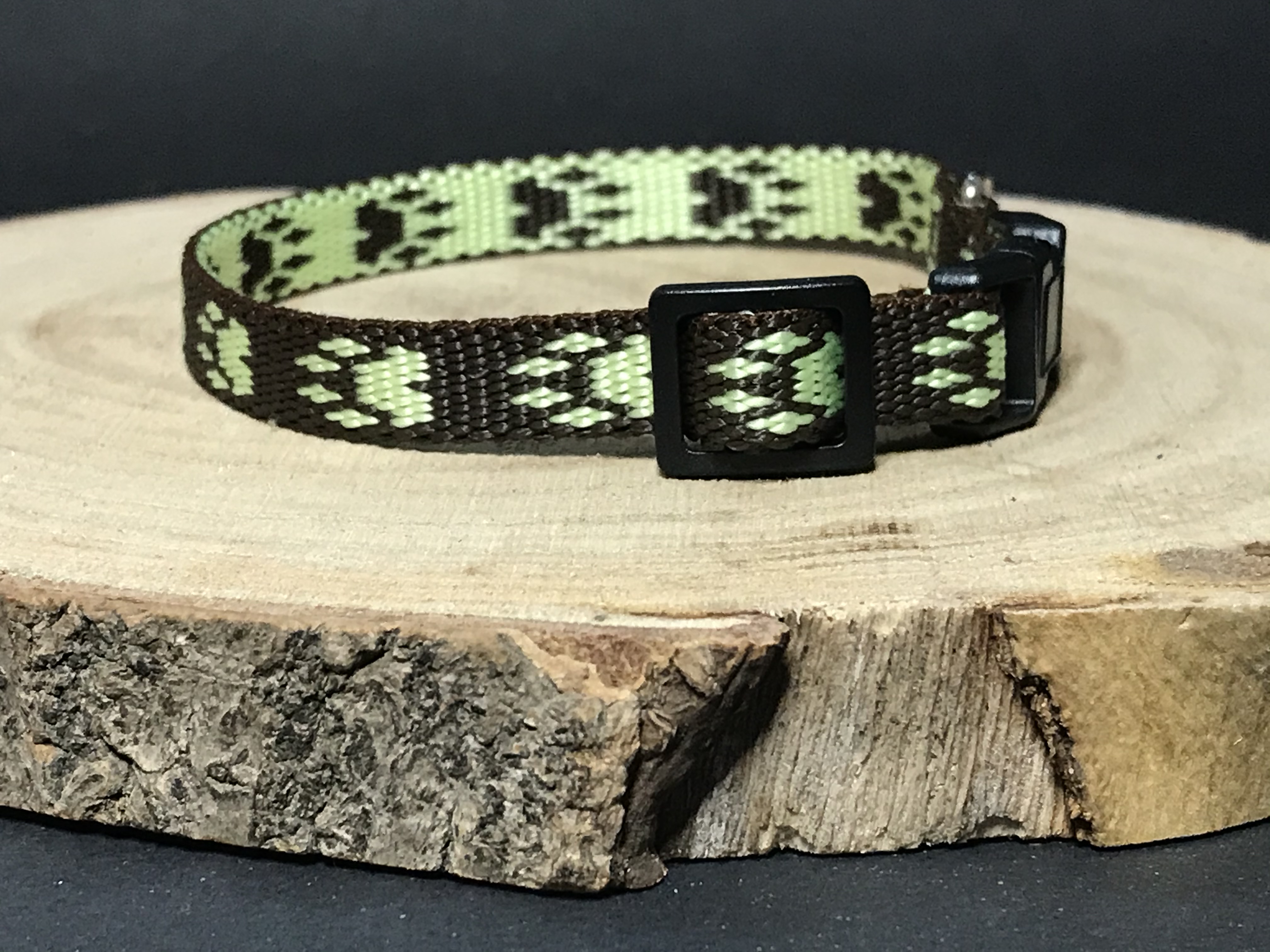 Palkar obojok z popruhu pre psov 25 cm x 10 mm hnedo-biela s labkami