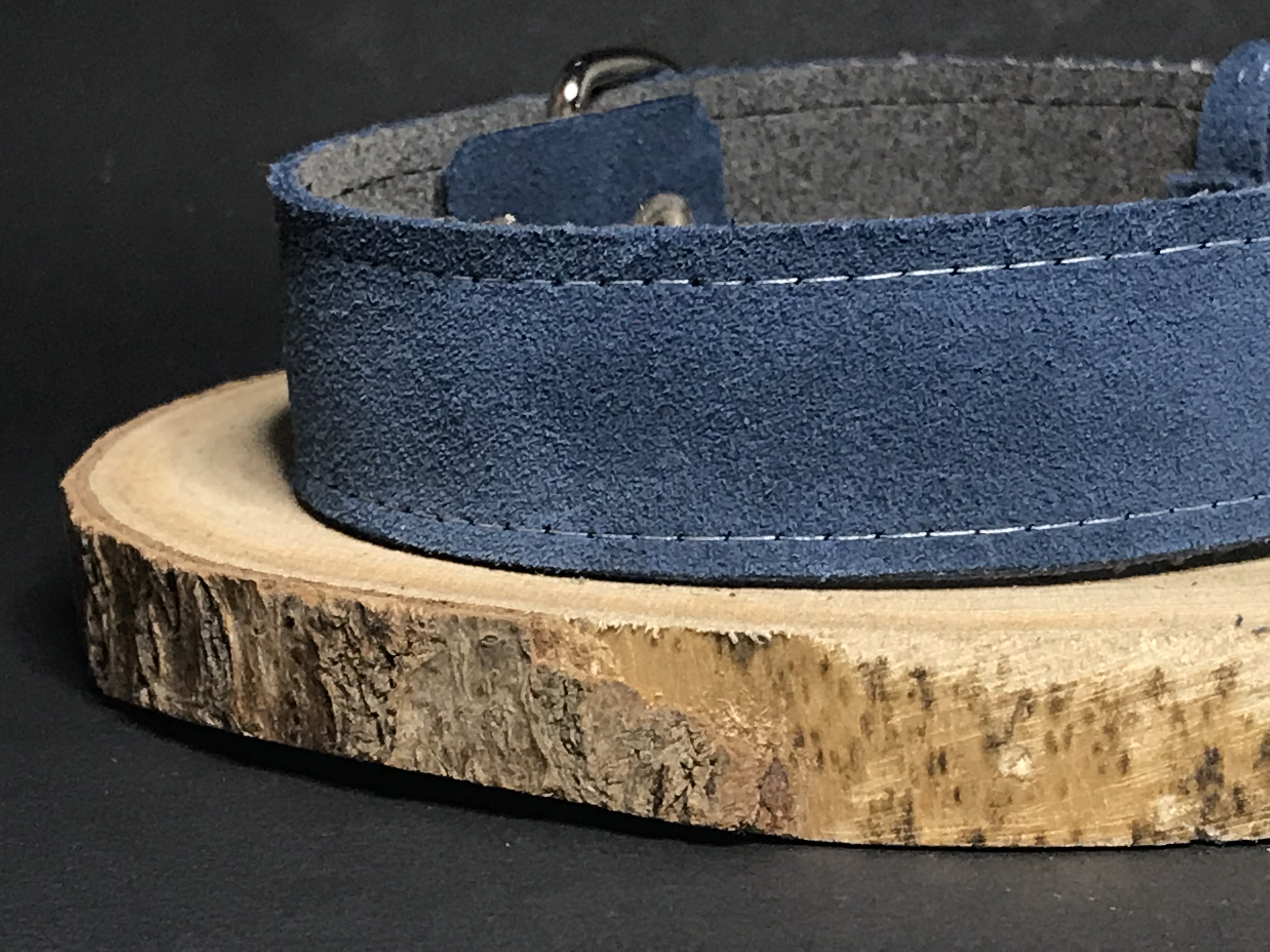 Palkar obojok z velúrovej kože pre psov 45 cm x 30 mm modrá