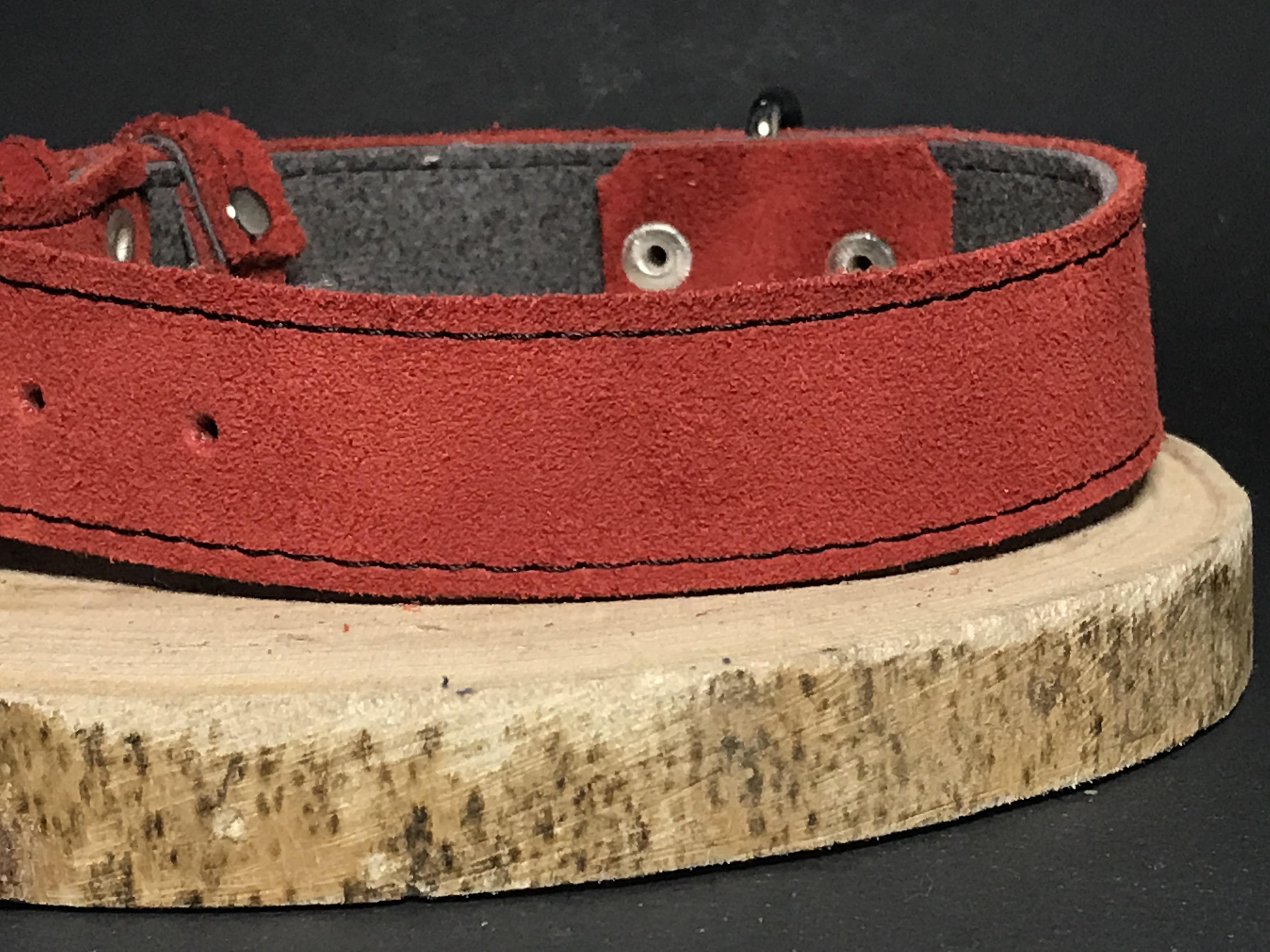 Palkar obojok z velúrovej kože pre psov 45 cm x 30 mm tmavo-červená