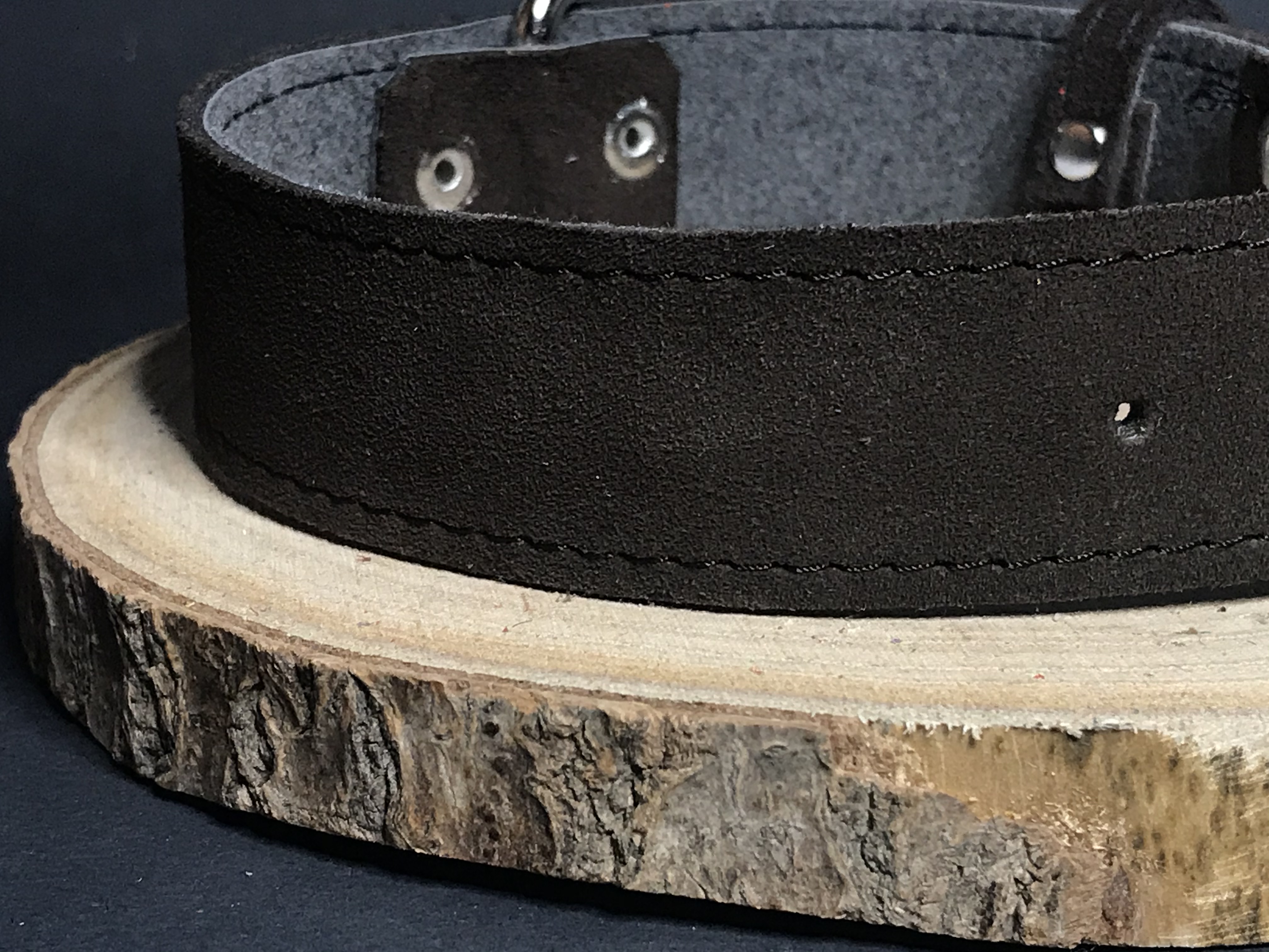 Palkar obojok z velúrovej kože pre psov 45 cm x 30 mm hnedá