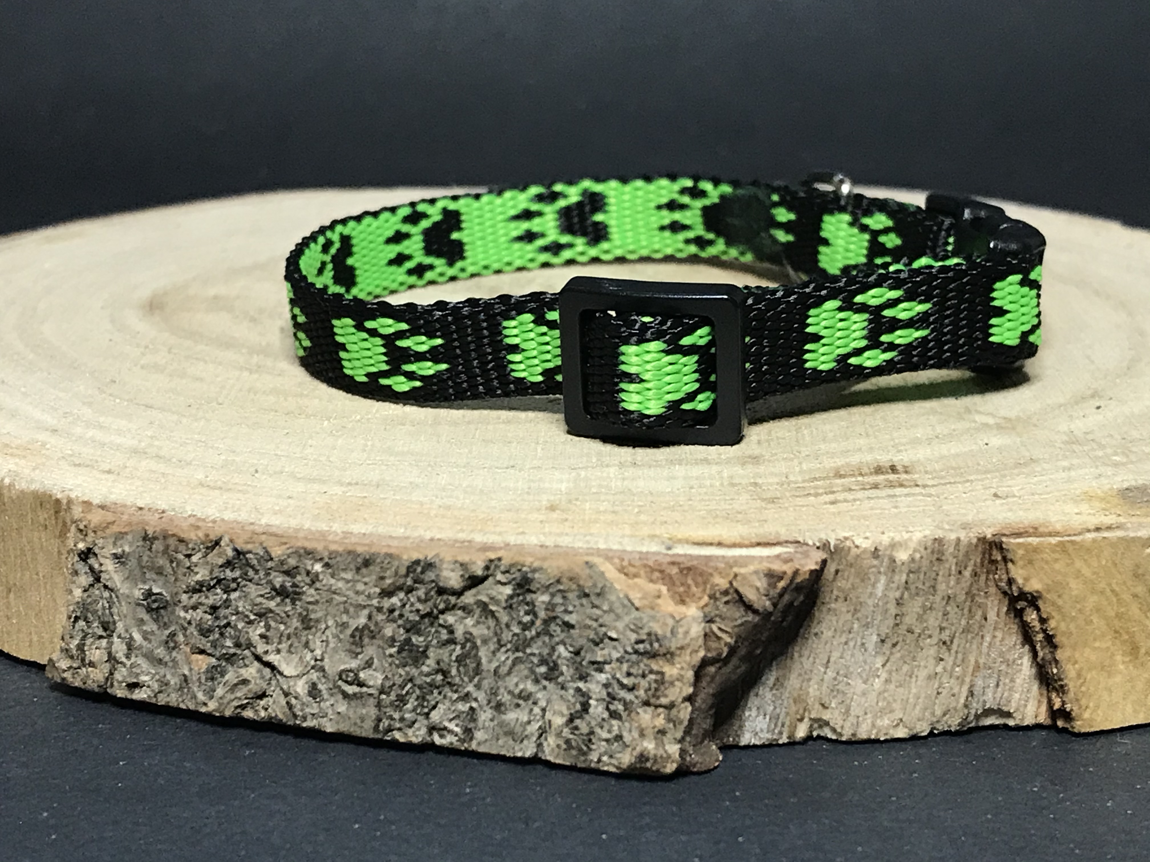 Palkar obojok z popruhu pre psov 25 cm x 10 mm čierno-zelená s labkami