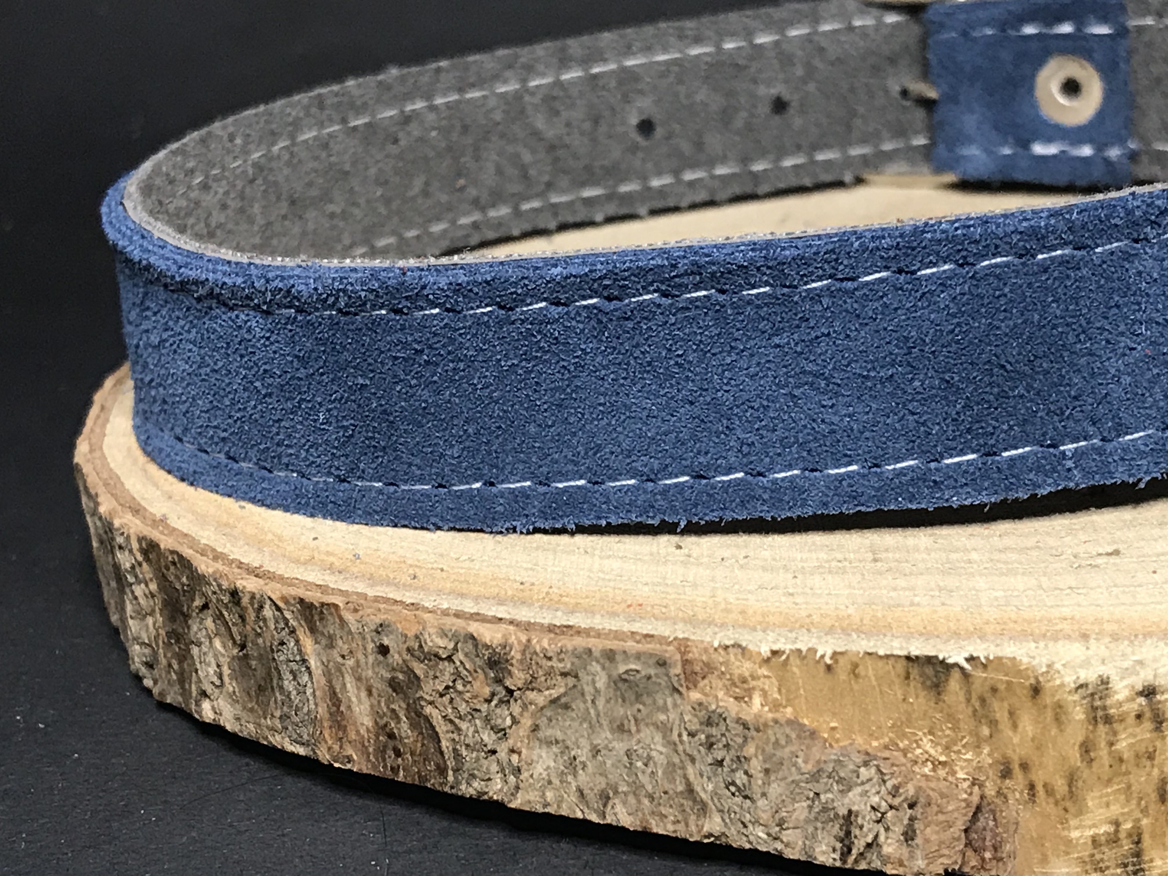 Palkar obojok z velúrovej kože pre psov 50 cm x 22 mm modrá