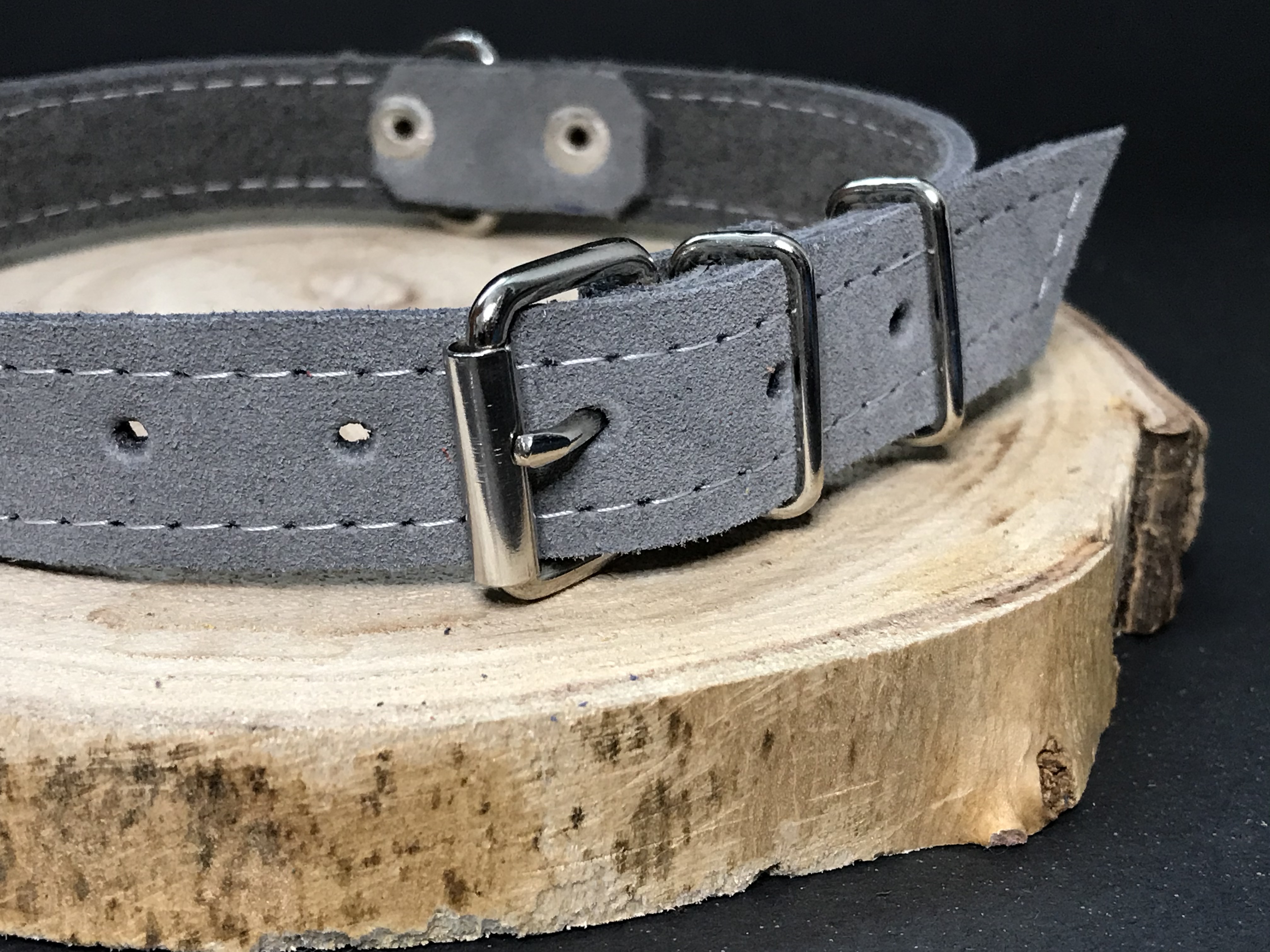 Palkar obojok z velúrovej kože pre psov 50 cm x 22 mm sivá