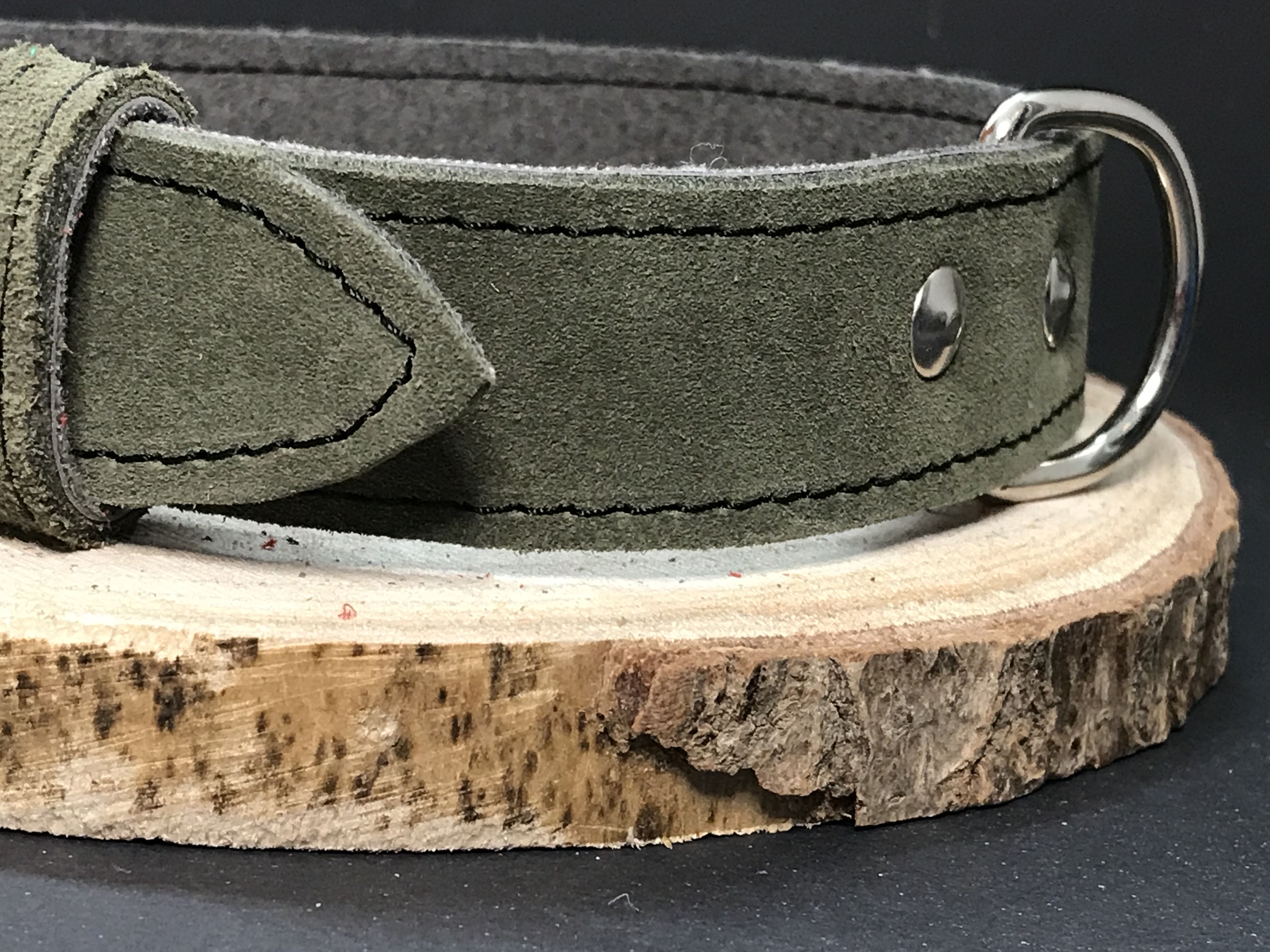 Palkar obojok z velúrovej kože pre psov 50 cm x 30 mm vojenská