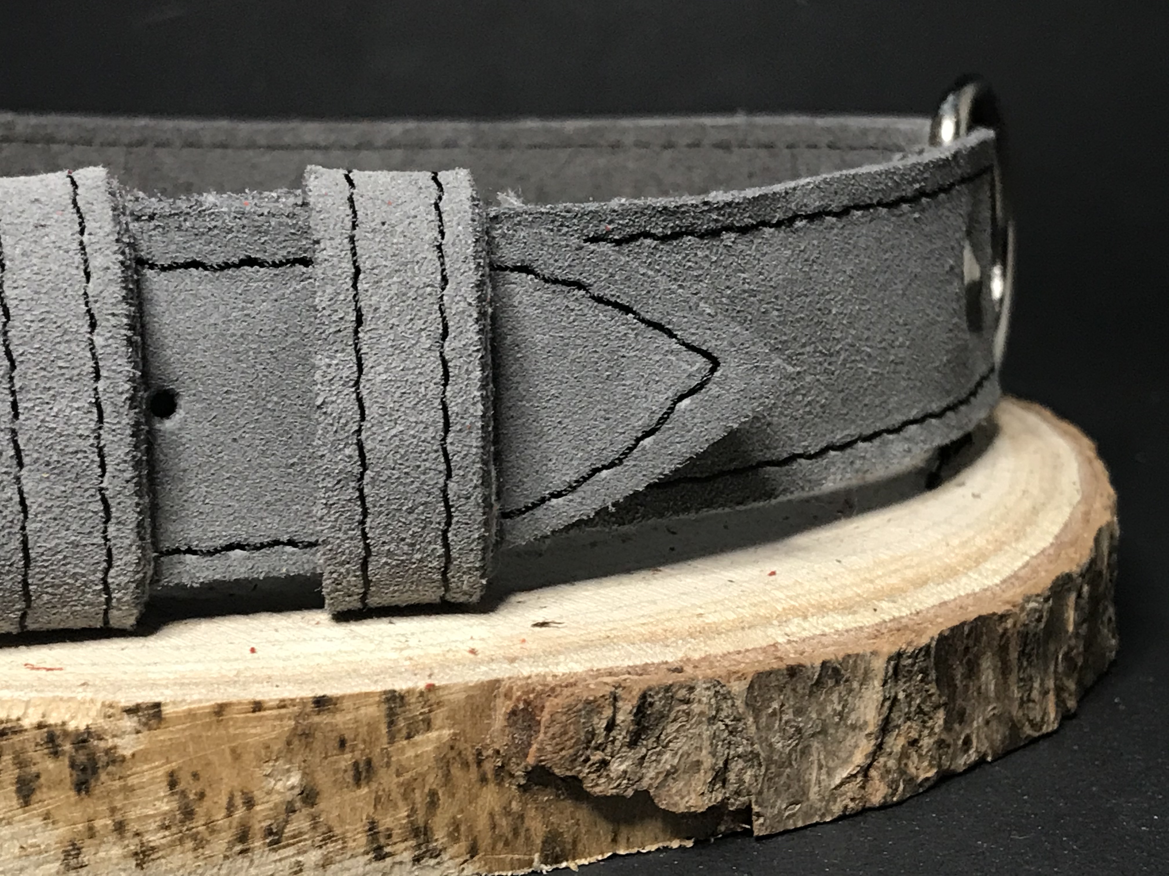 Palkar obojok z velúrovej kože pre psov 55 cm x 30 mm sivá