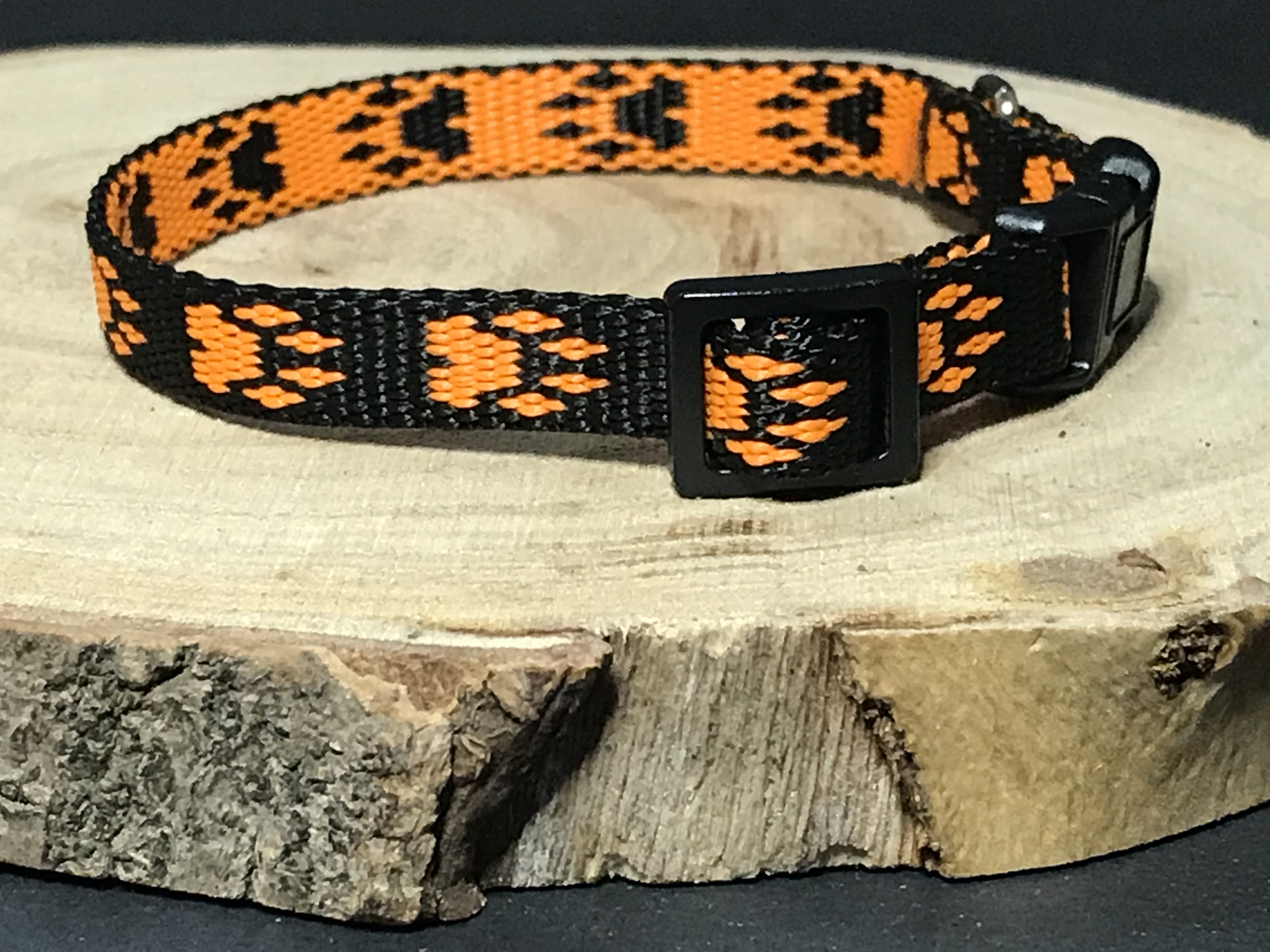 Palkar obojok z popruhu pre psov 25 cm x 10 mm čierno-oranžová s labkami