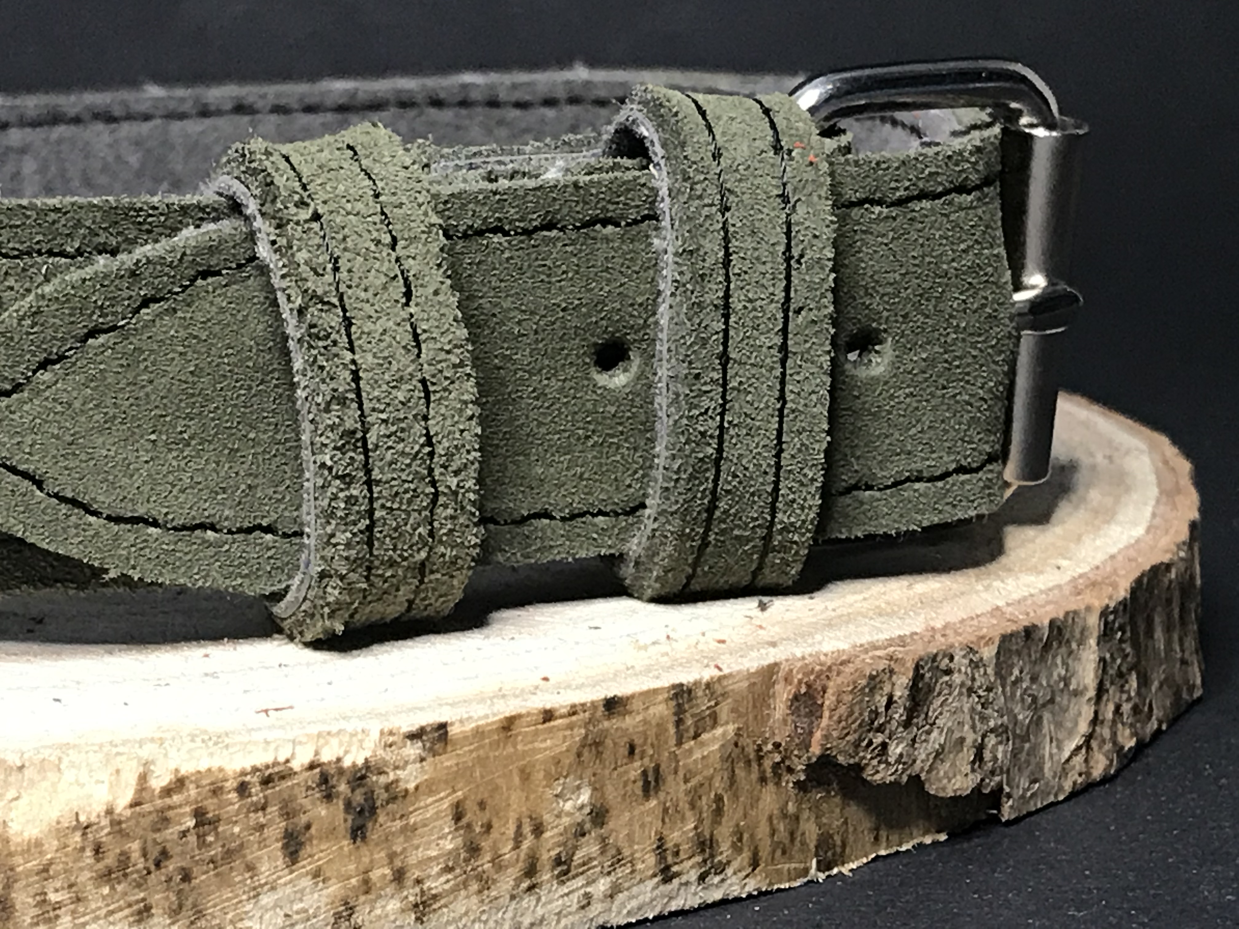 Palkar obojok z velúrovej kože pre psov 55 cm x 30 mm vojenská