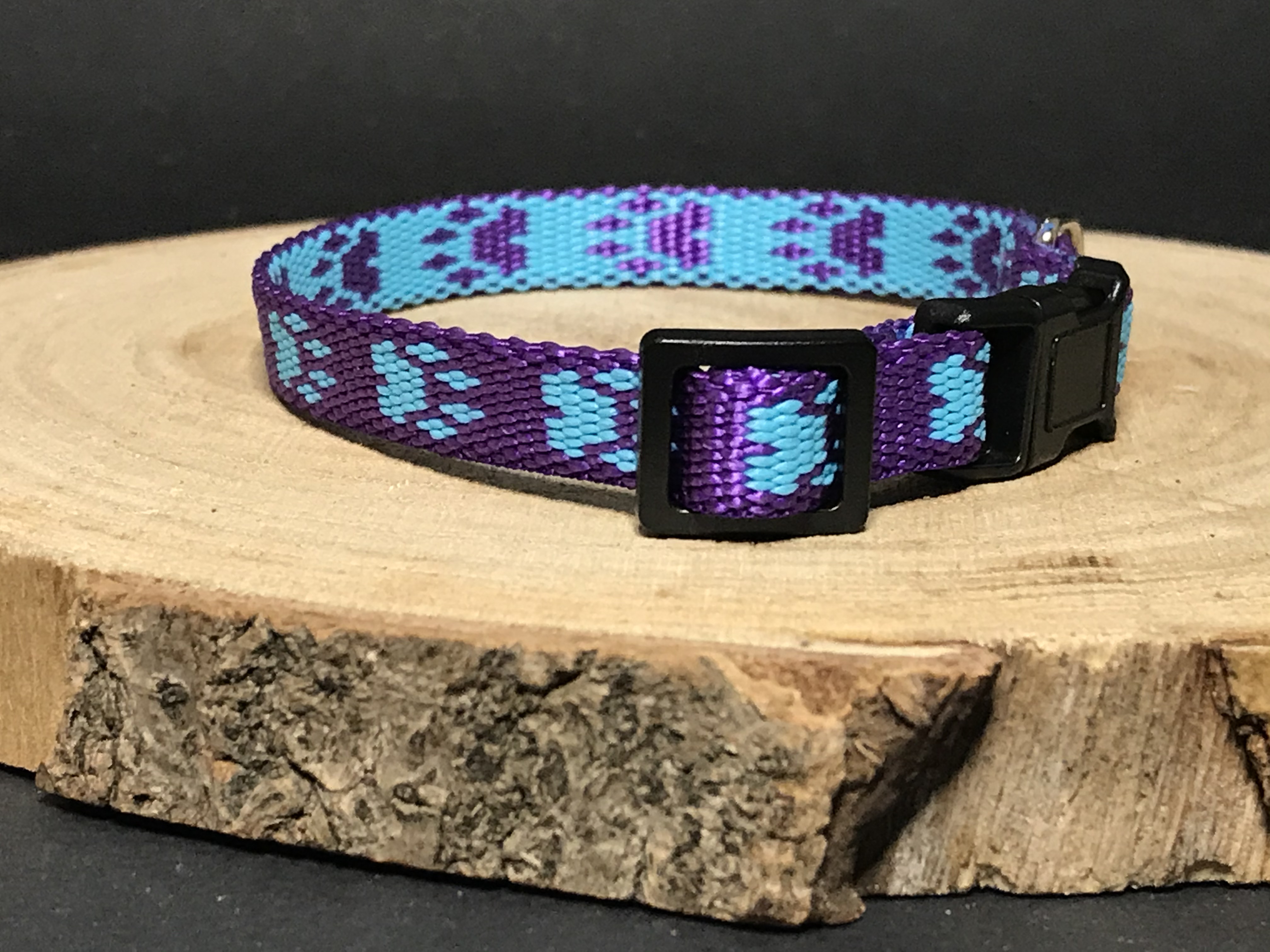 Palkar obojok z popruhu pre psov 25 cm x 10 mm fialovo-modrá s labkami