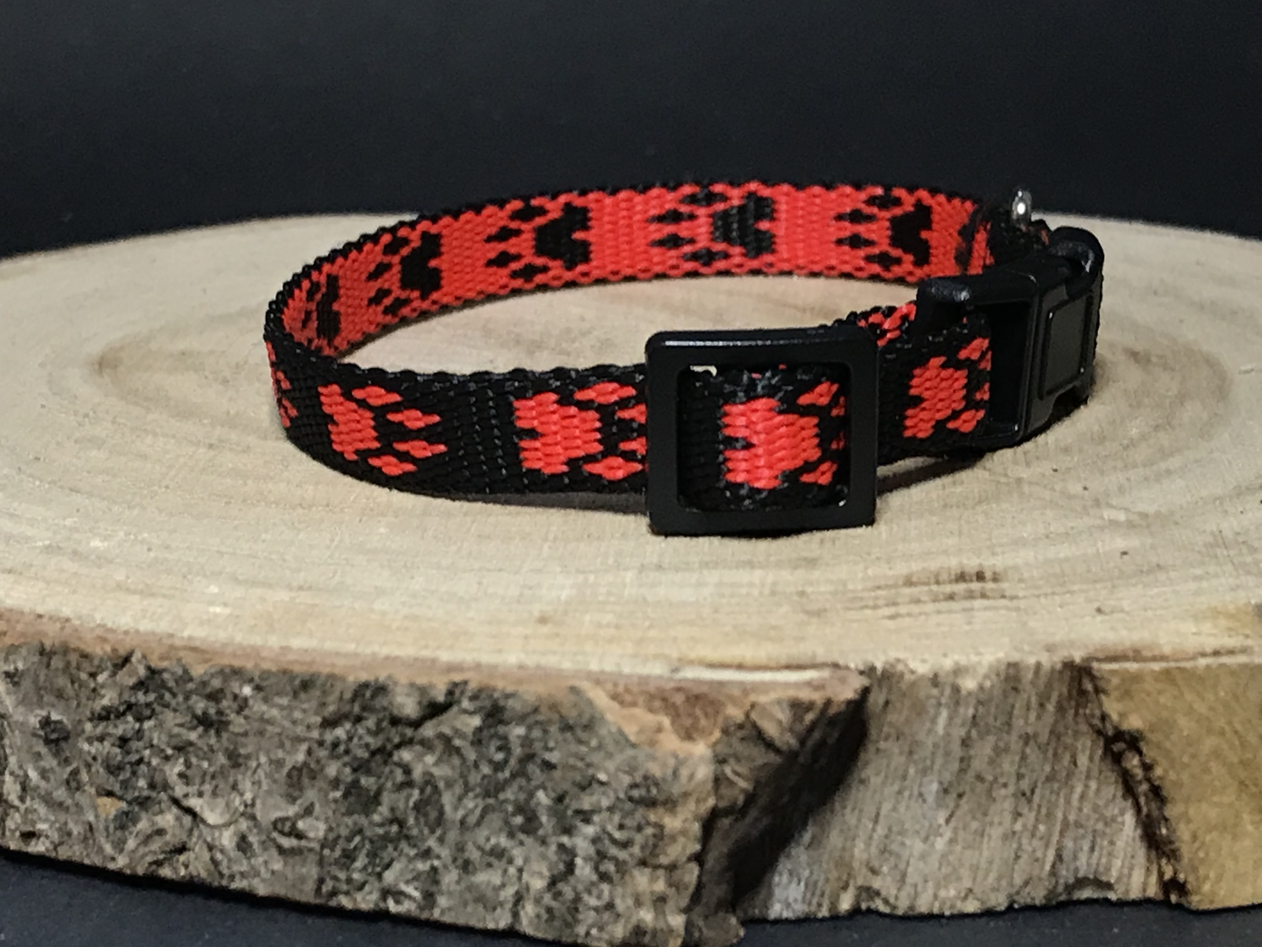 Palkar obojok z popruhu pre psov 25 cm x 10 mm čierno-červená s labkami