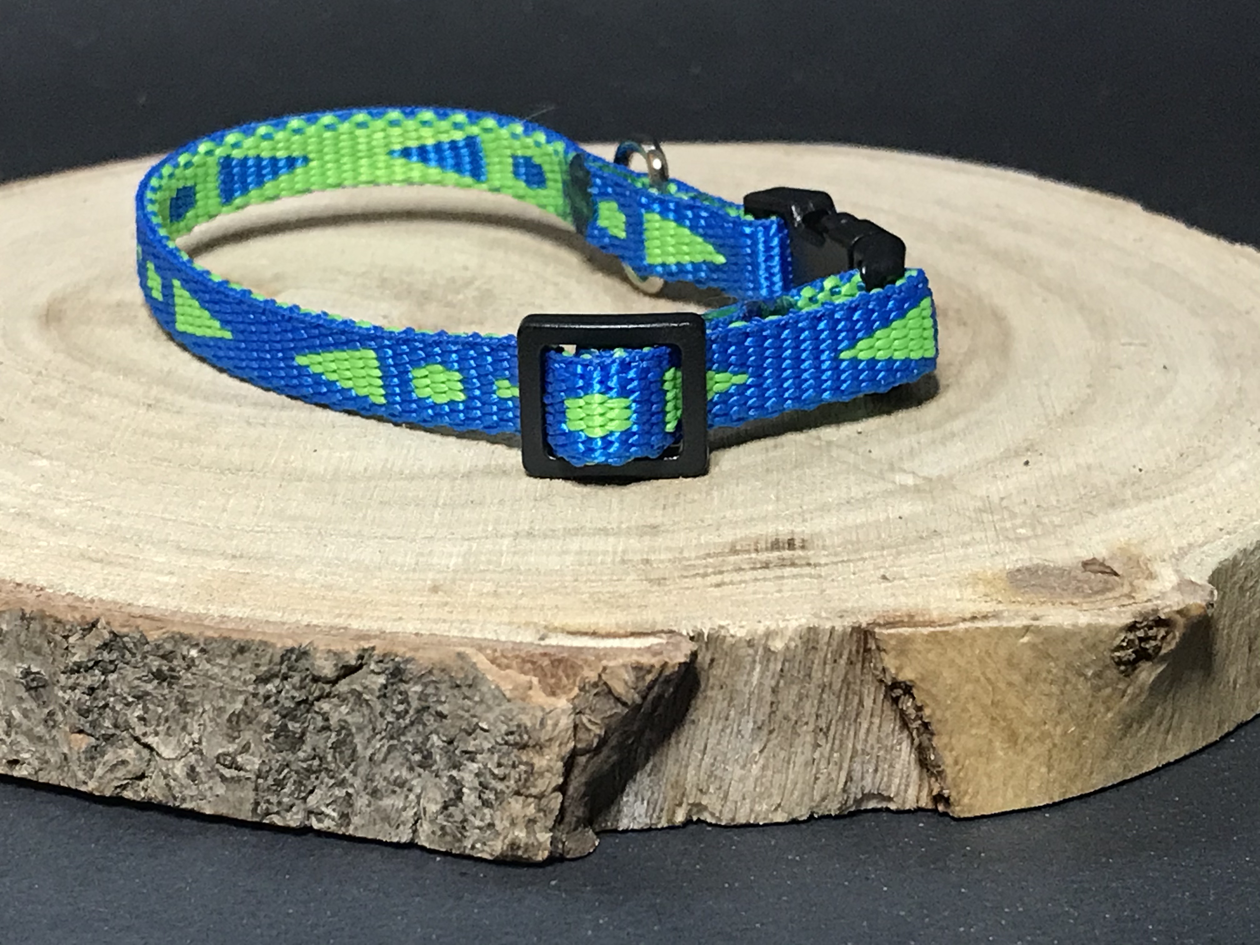 Palkar obojok z popruhu pre psov 25 cm x 10 mm modro-zelená s šípkami