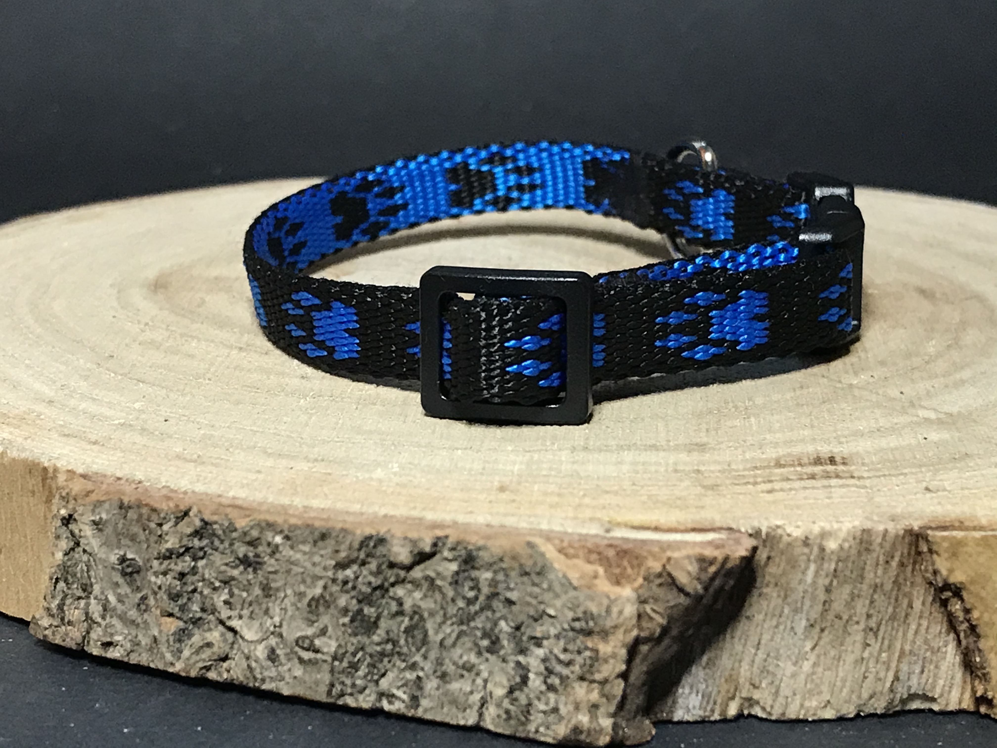  Palkar obojok z popruhu pre psov 25 cm x 10 mm čierno-modrá s labkami