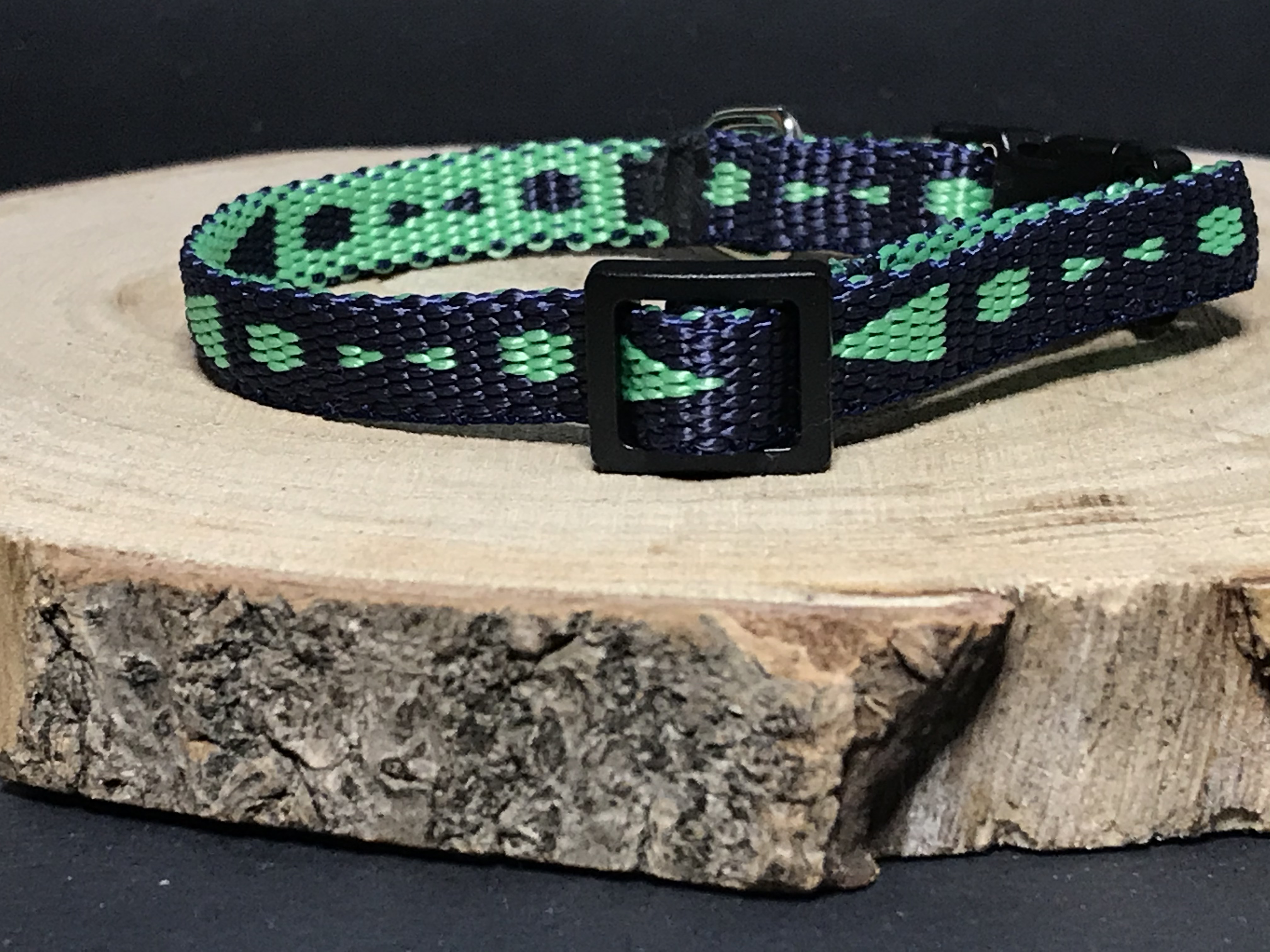 Palkar obojok z popruhu pre psov 25 cm x 10 mm modro-zelená s šípkami