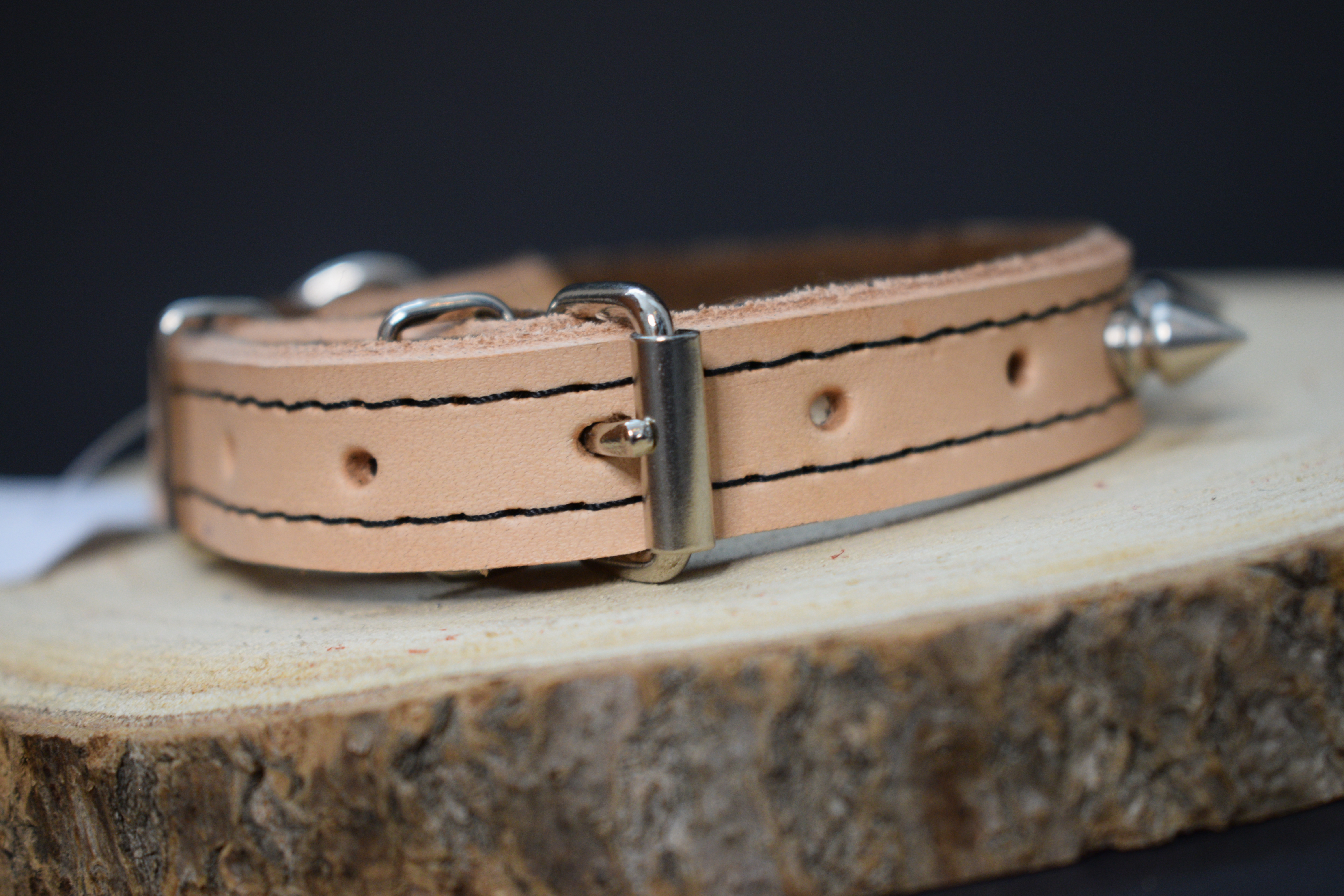 Palkar obojok z kože hladenice pre psov zdobený hrotmi 30 cm x 14 mm prírodný