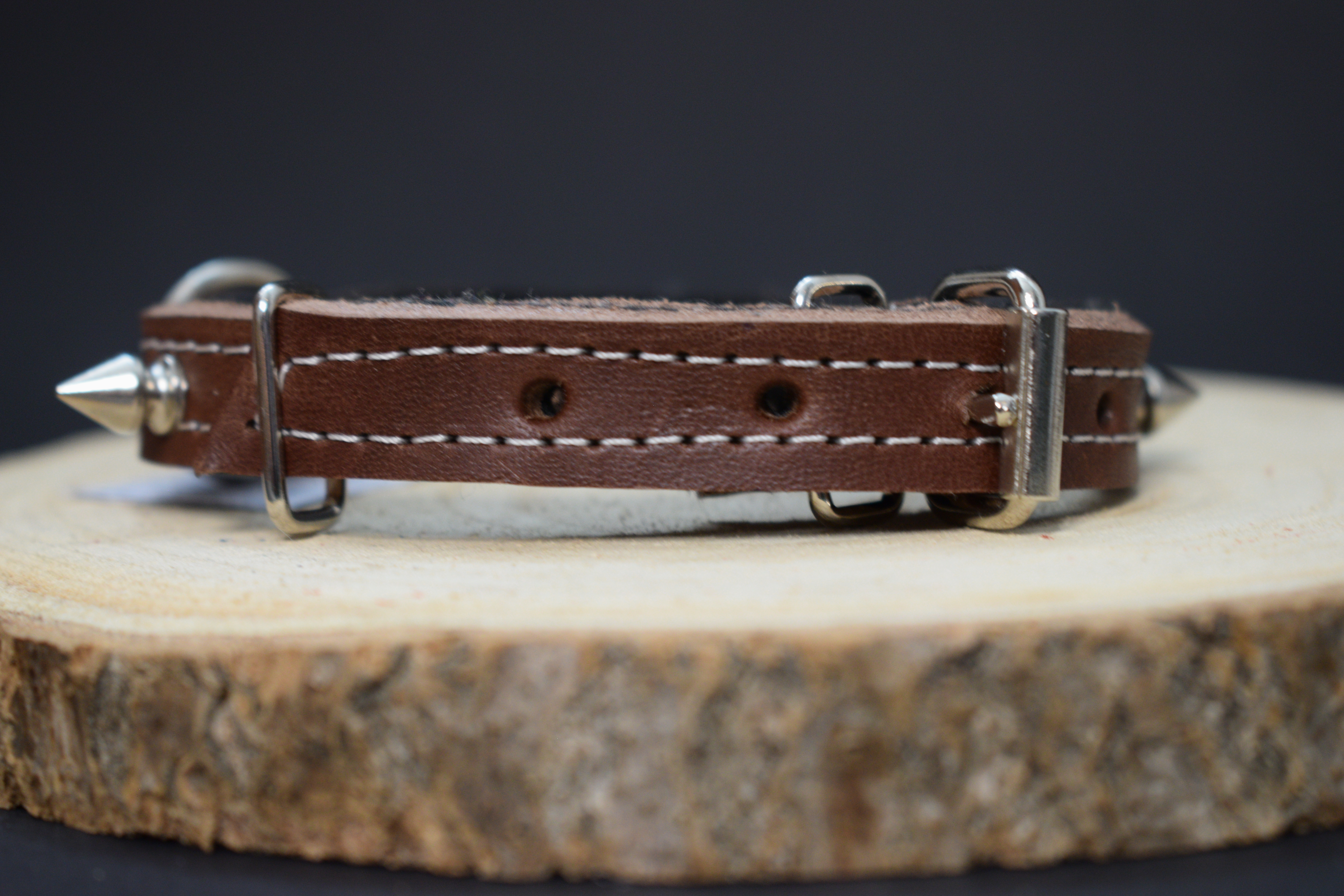 Palkar obojok z kože hladenice pre psov zdobený hrotmi 30 cm x 14 mm hnedý