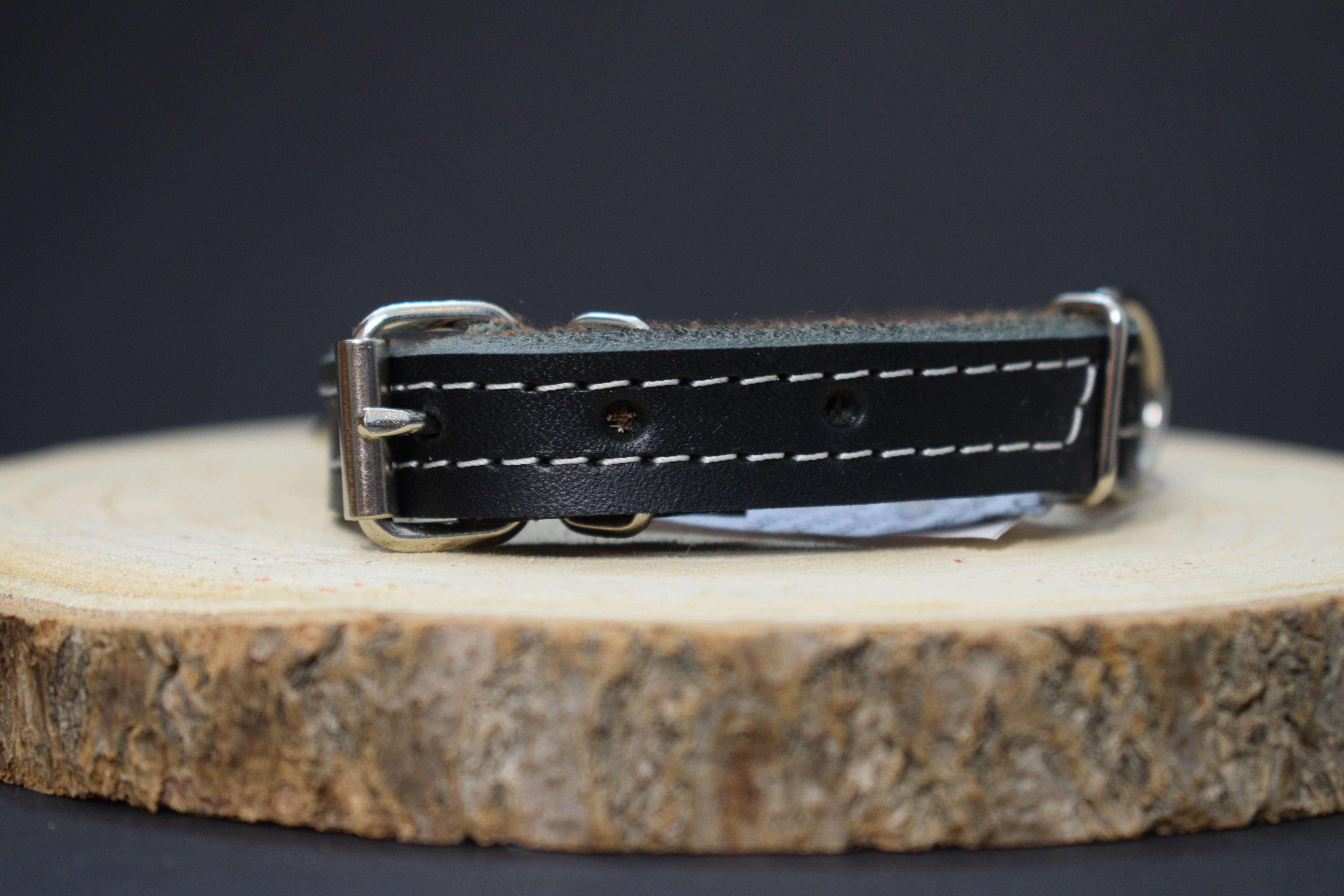 Palkar obojok z kože hladenice pre psov zdobený hrotmi 30 cm x 14 mm čierny