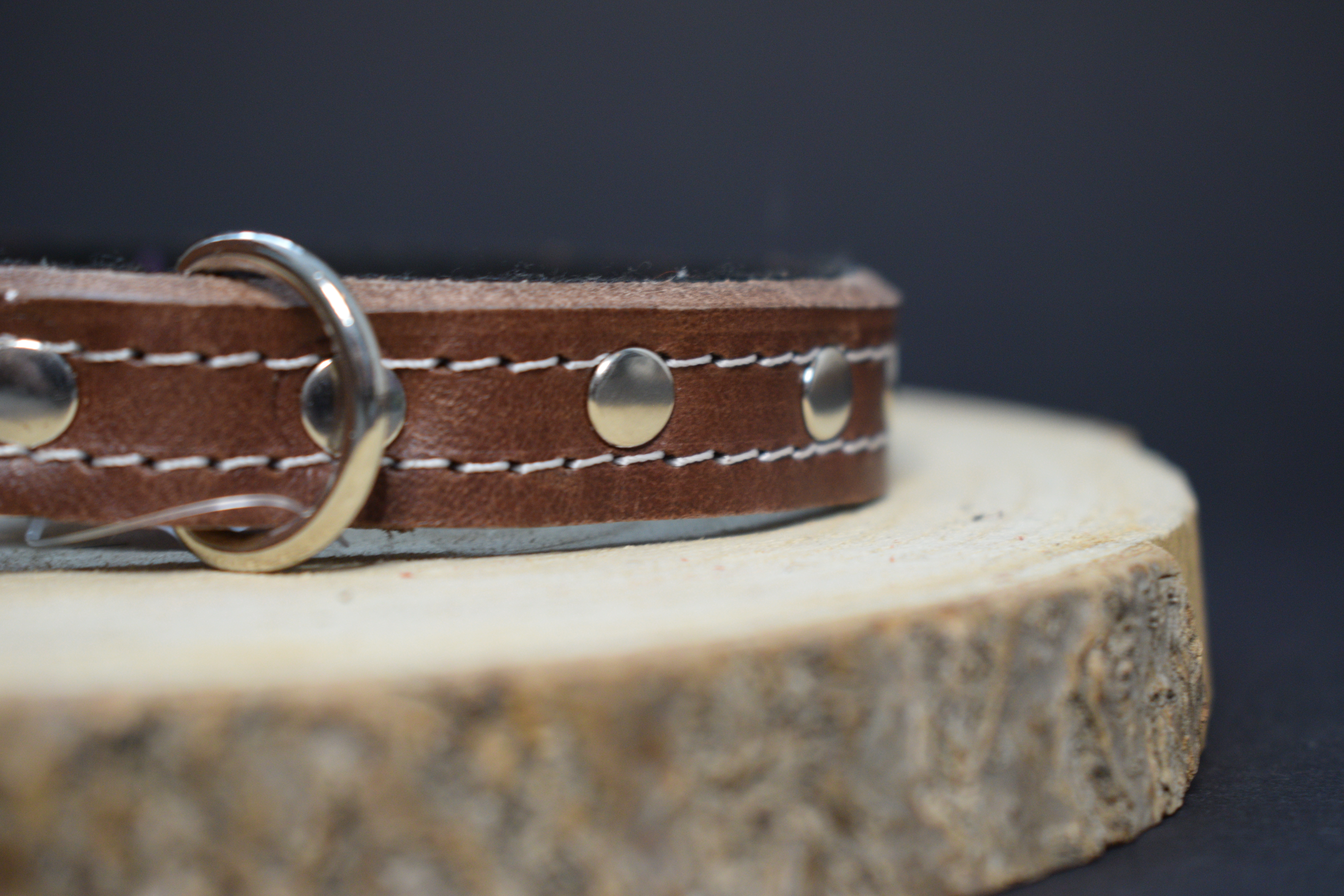 Palkar zdobený obojok z kože hladenice pre psov 35 cm x 14 mm hnedý