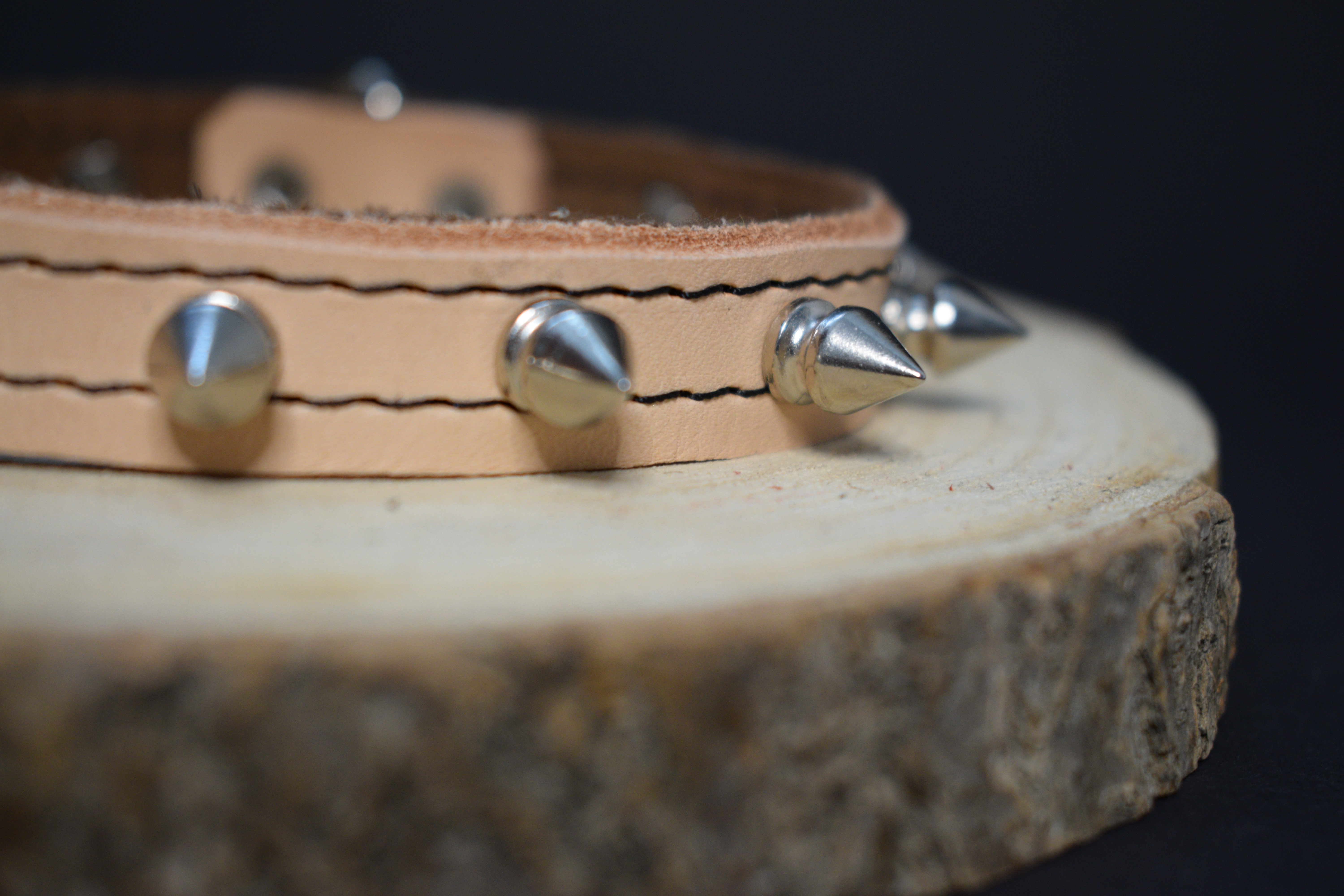 Palkar obojok z kože hladenice pre psov zdobený hrotmi 35 cm x 14 mm prírodný