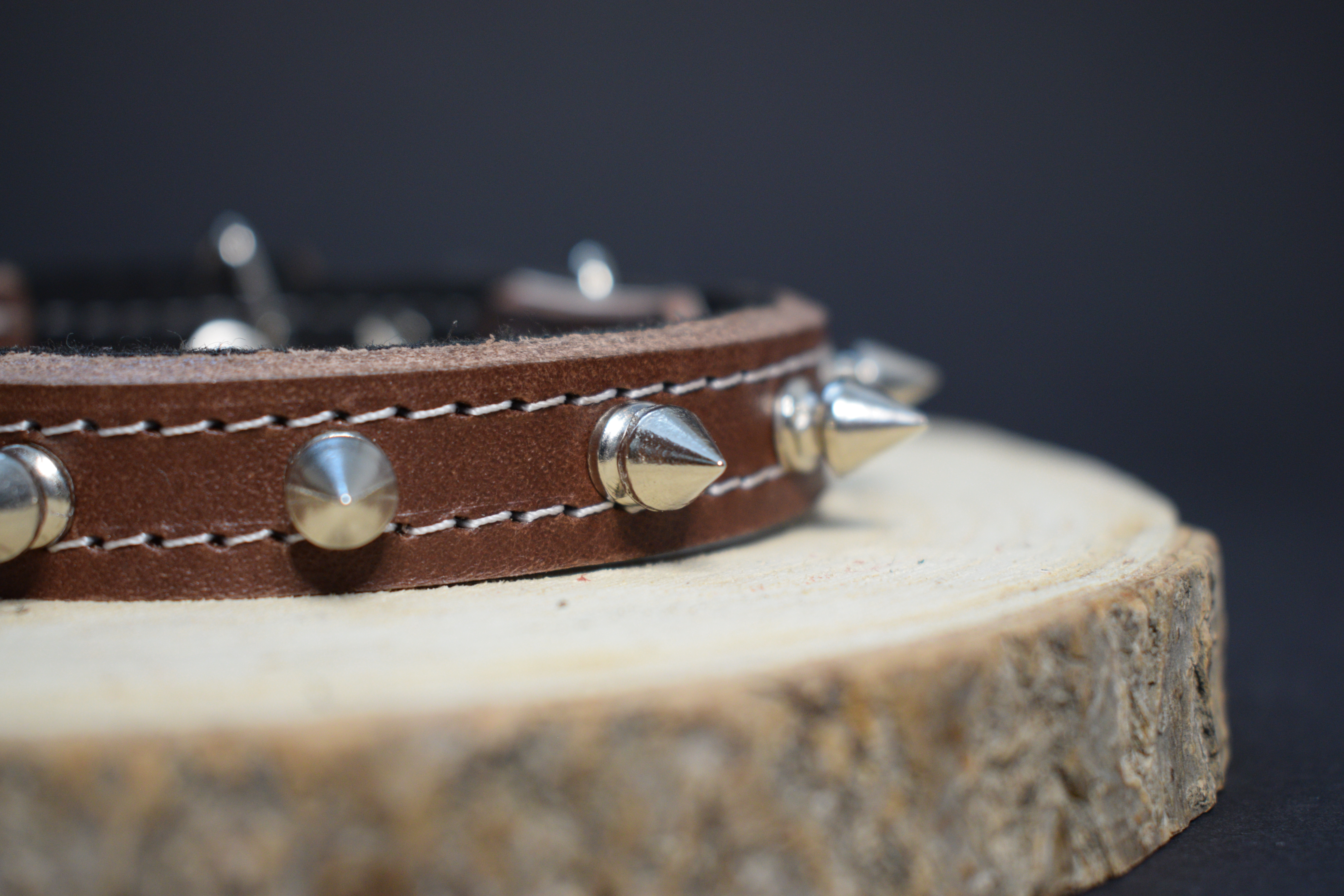 Palkar obojok z kože hladenice pre psov zdobený hrotmi 35 cm x 14 mm hnedý