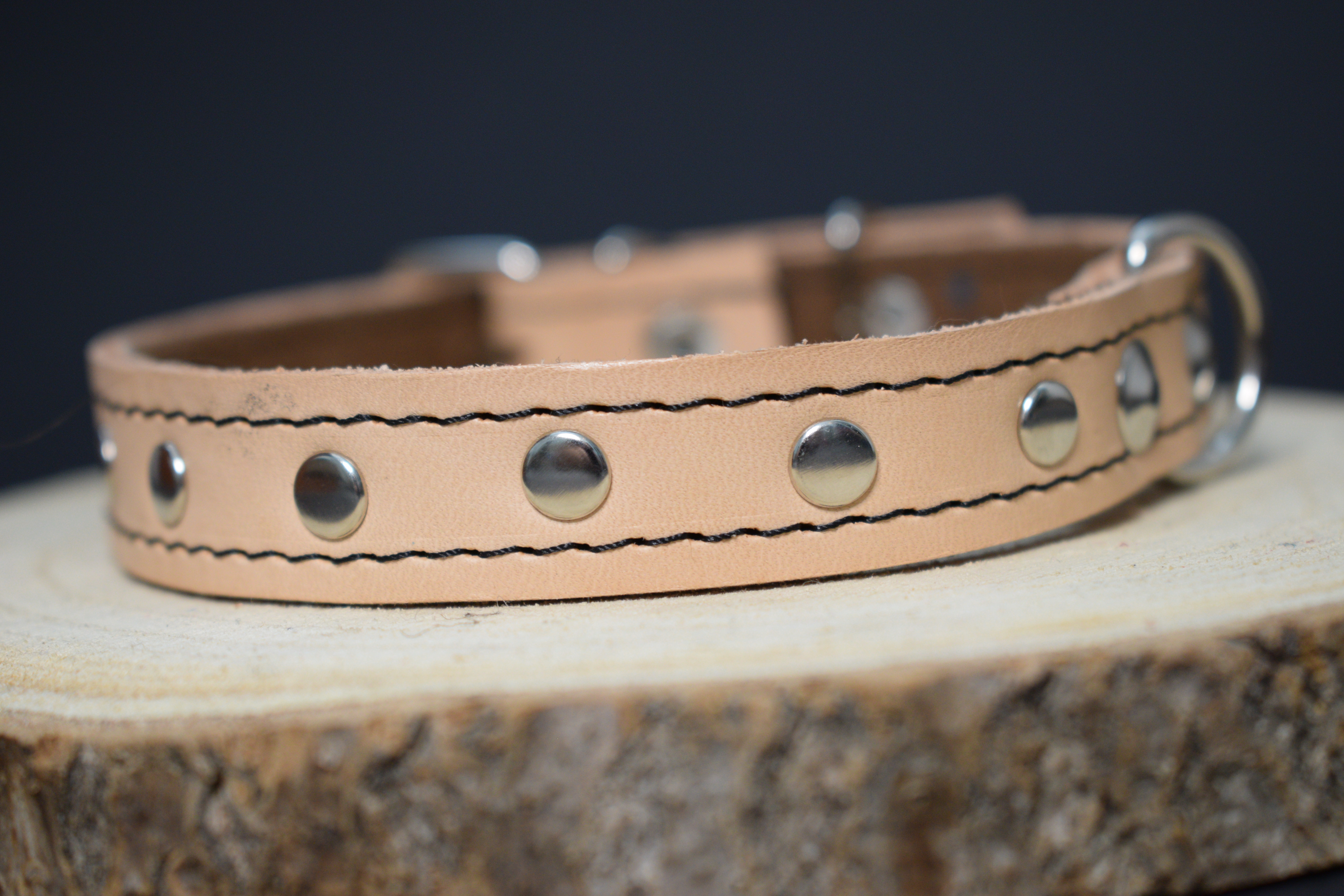 Palkar zdobený obojok z kože hladenice pre psov 40 cm x 18 mm prírodný