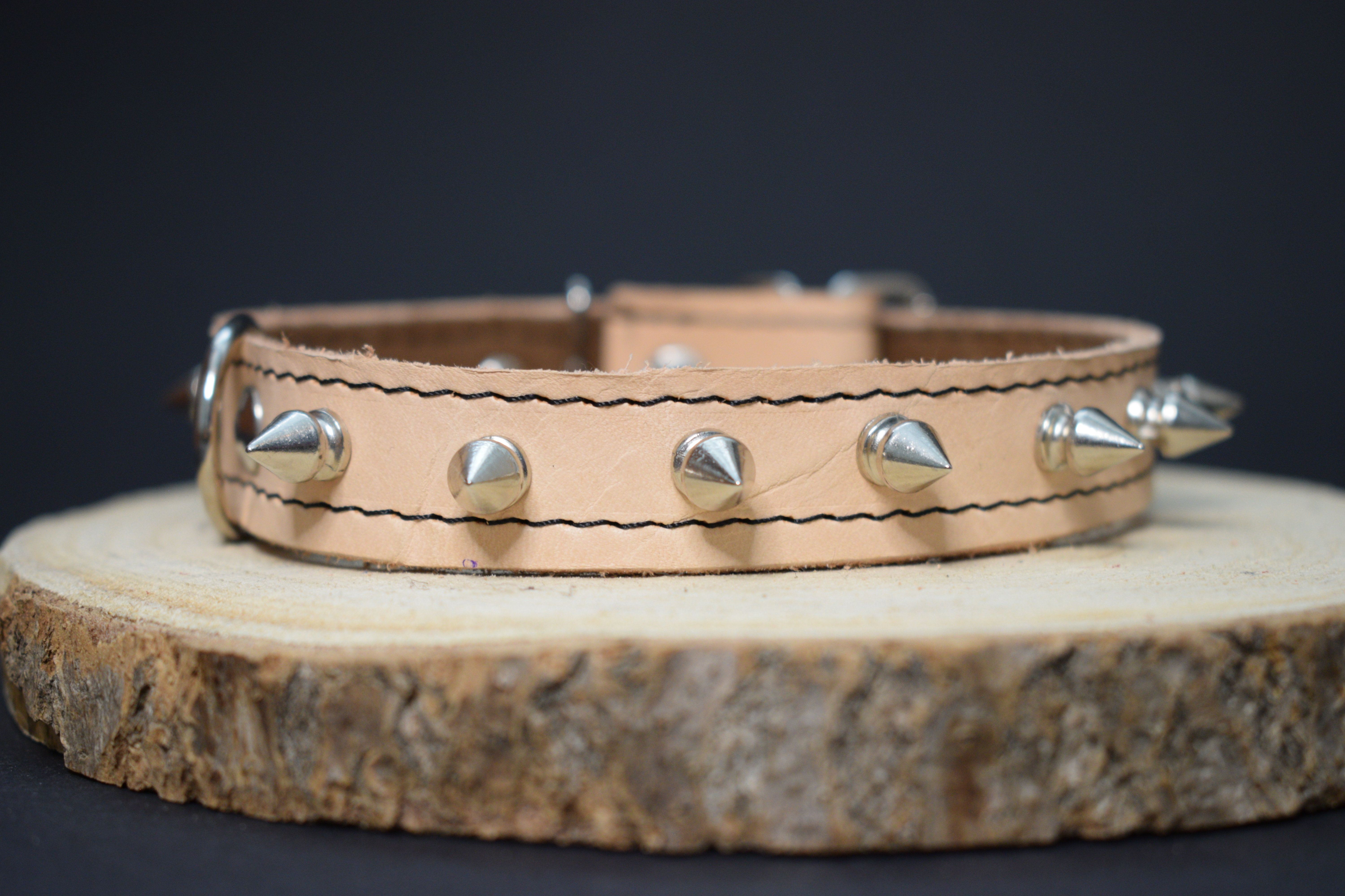 Palkar obojok z kože hladenice pre psov zdobený hrotmi 40 cm x 18 mm prírodný